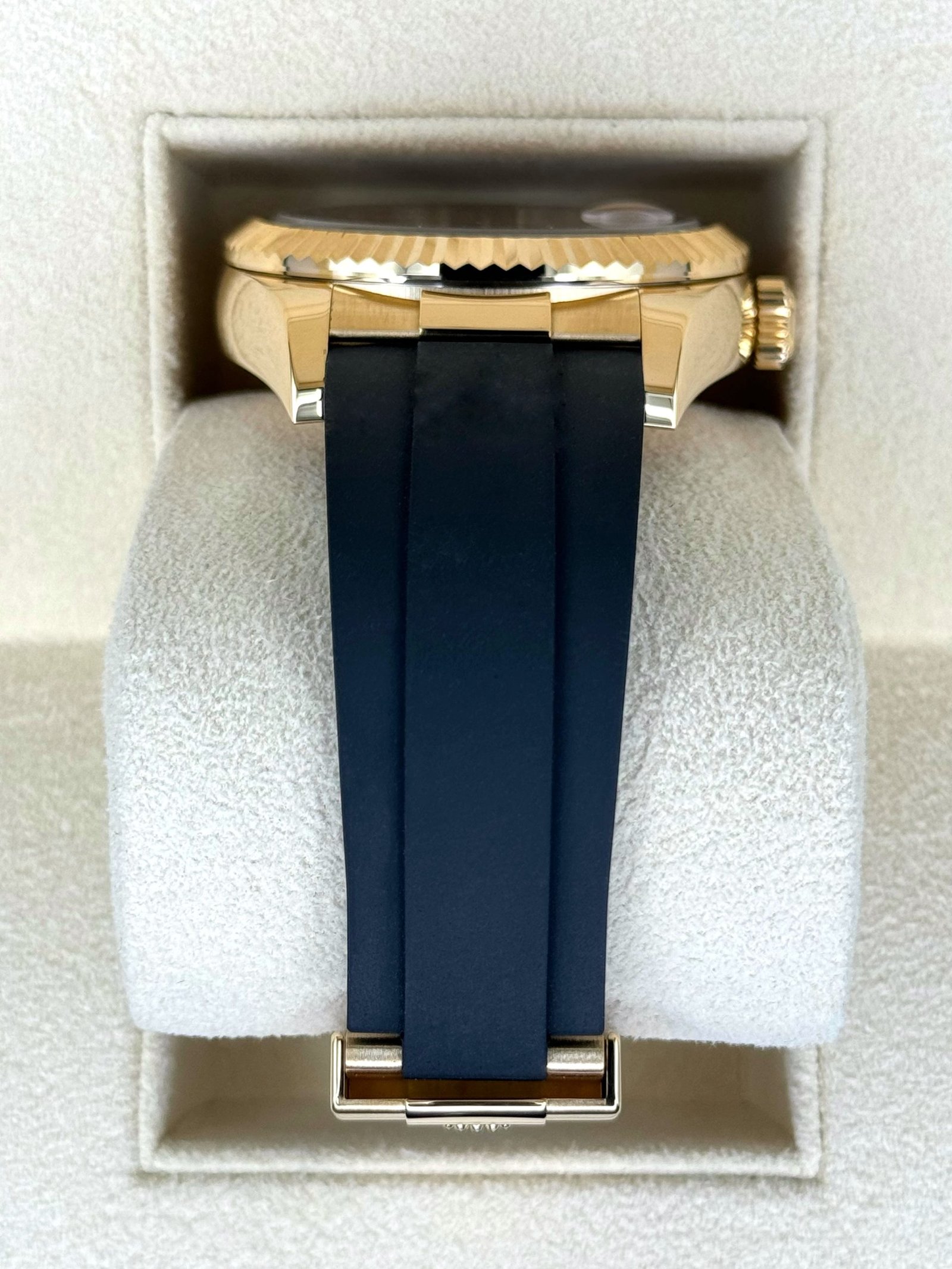 2024 Rolex Sky-Dweller 42mm 336238 Yellow Gold Oysterflex Champagne Dial - Image 3