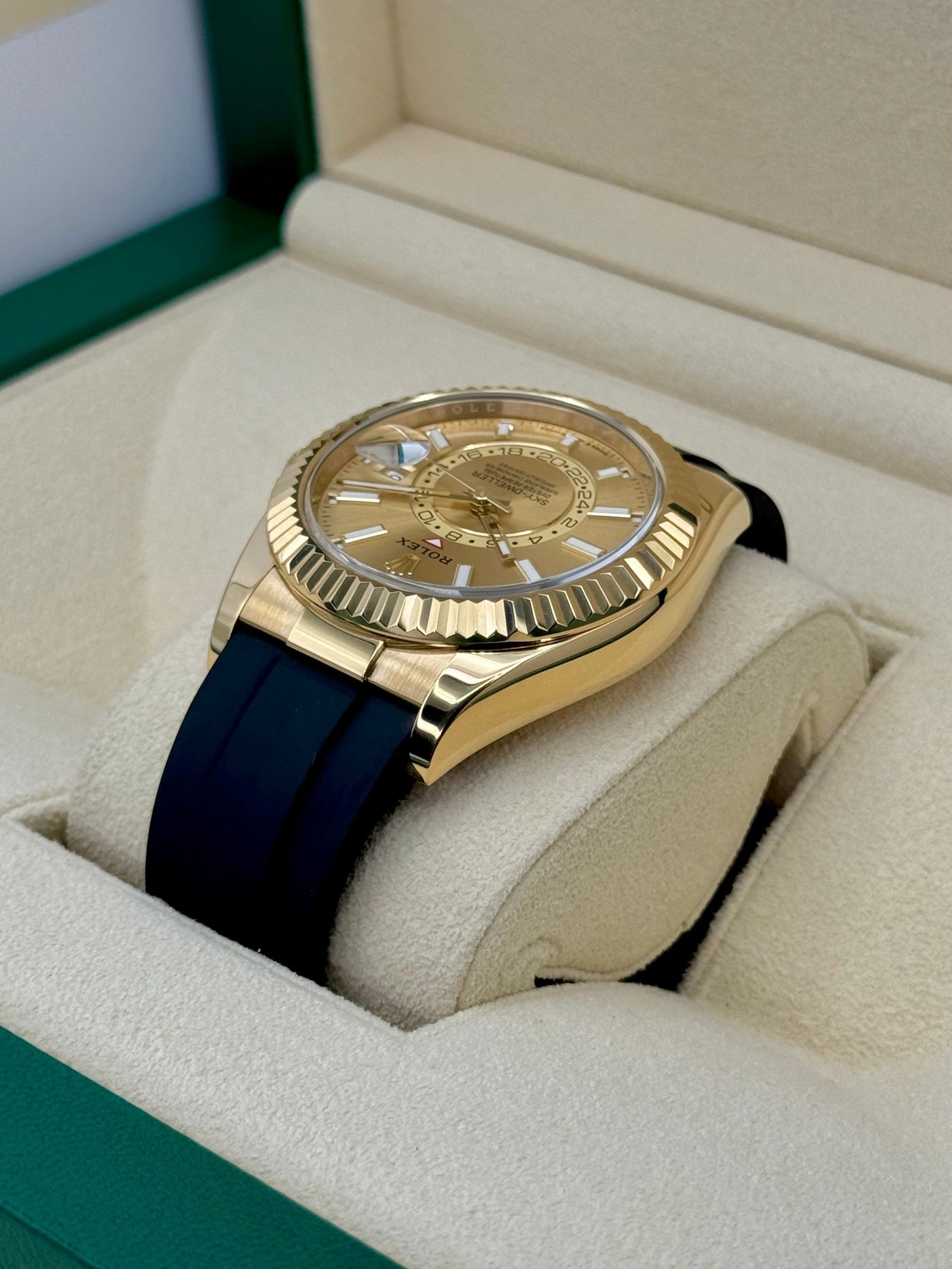 2024 Rolex Sky-Dweller 42mm 336238 Yellow Gold Oysterflex Champagne Dial - Image 7