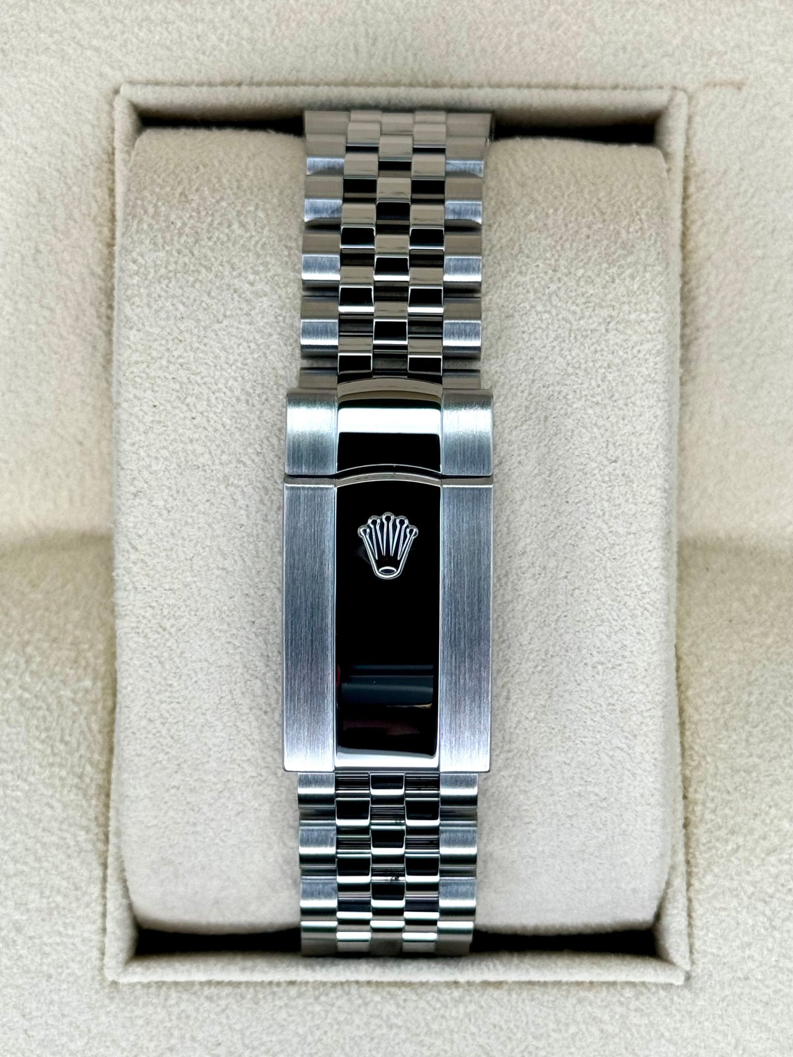 2022 Rolex Datejust 41mm 126300 Stainless Steel Jubilee Blue Motif Dial - Image 2