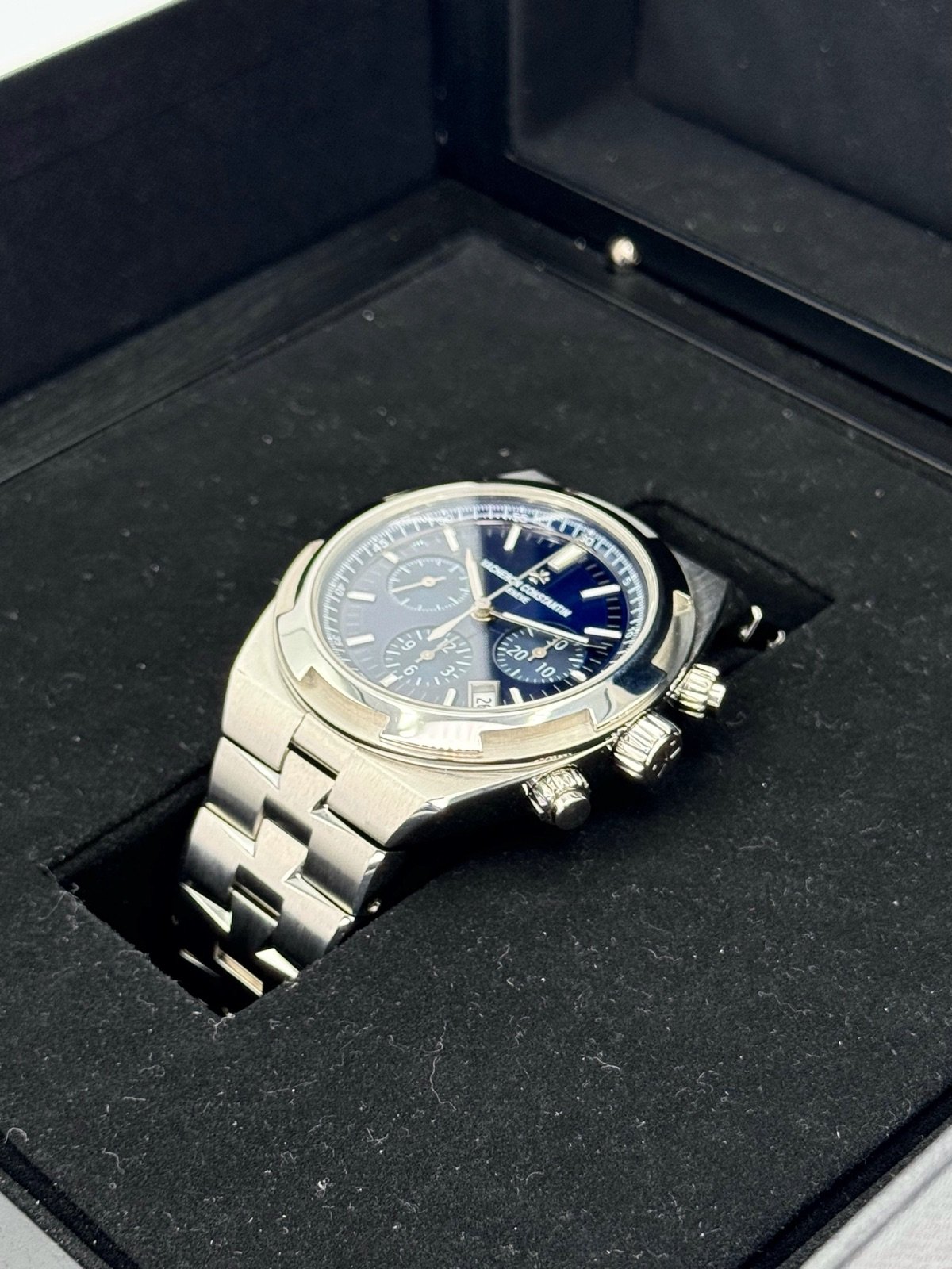 2020 Vacheron Constantin Overseas 42.5mm 5500V Stainless Blue Dial - Image 5