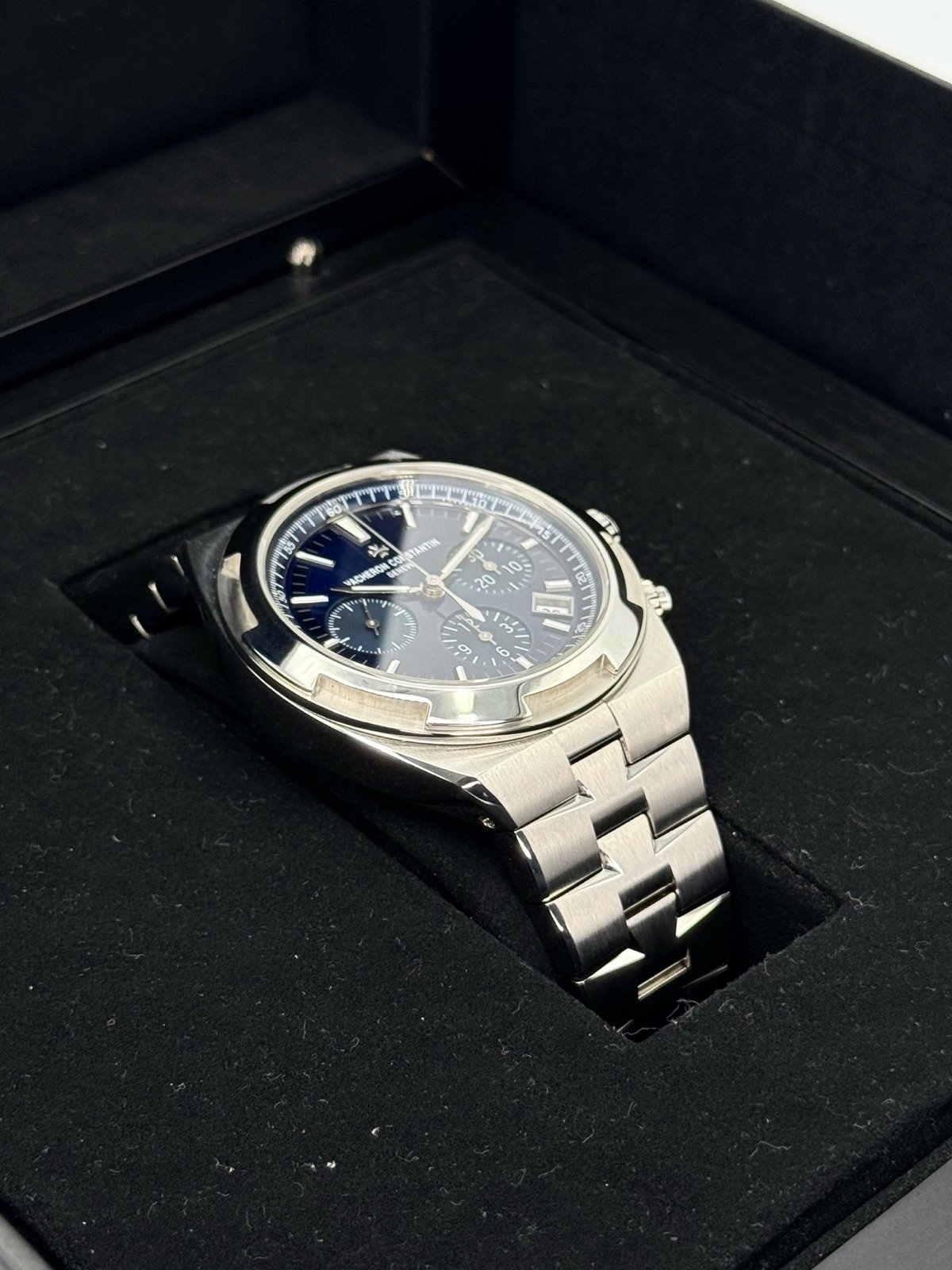 2020 Vacheron Constantin Overseas 42.5mm 5500V Stainless Blue Dial - Image 6
