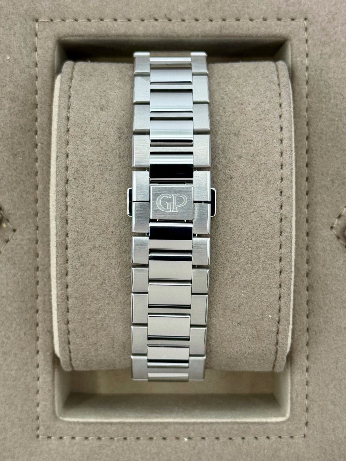 2022 Girard-Perregaux Laureato Chronograph 42mm 81020-11-431-11A Blue Dial - Image 2
