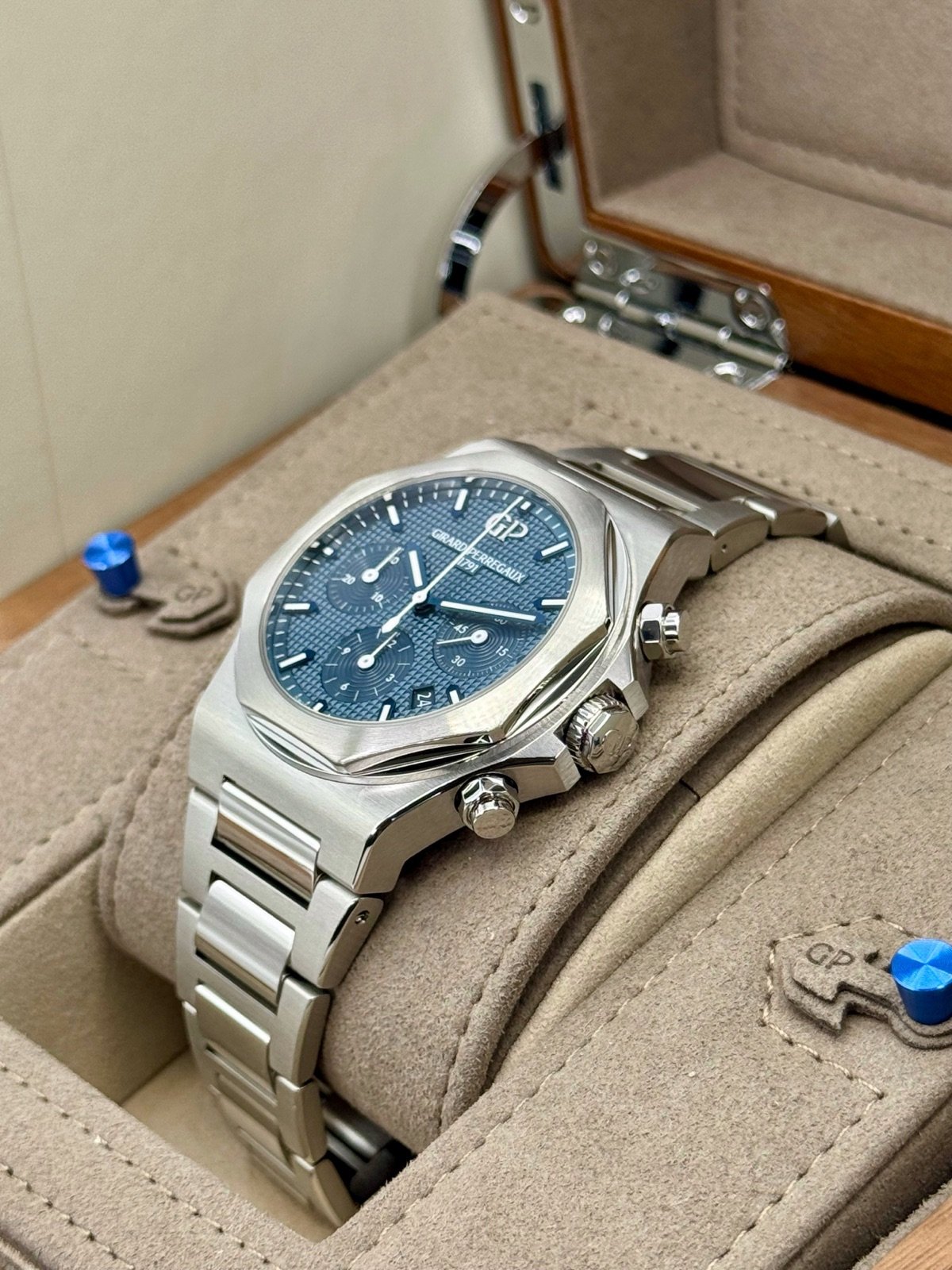 2022 Girard-Perregaux Laureato Chronograph 42mm 81020-11-431-11A Blue Dial - Image 5