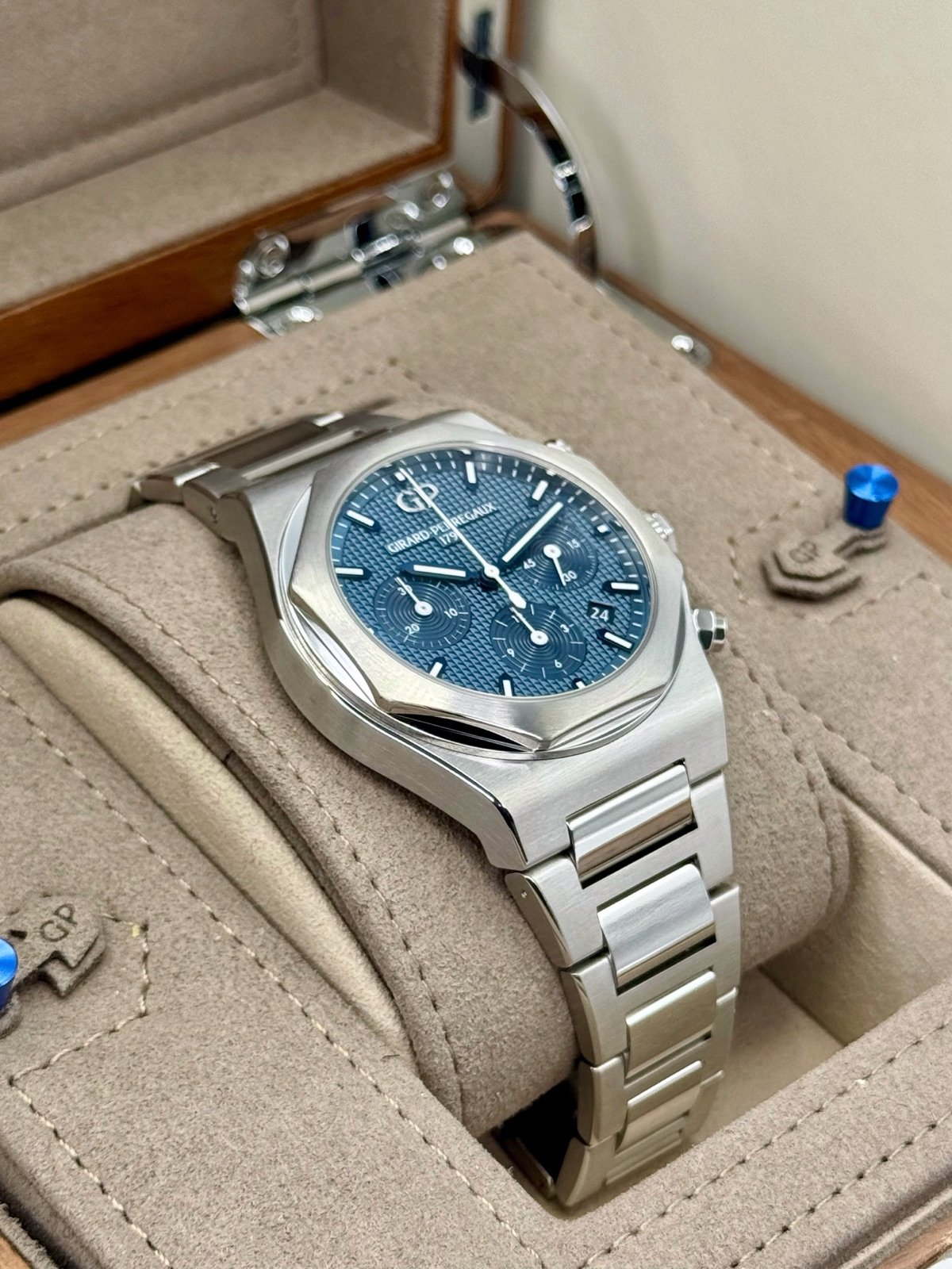 2022 Girard-Perregaux Laureato Chronograph 42mm 81020-11-431-11A Blue Dial - Image 6