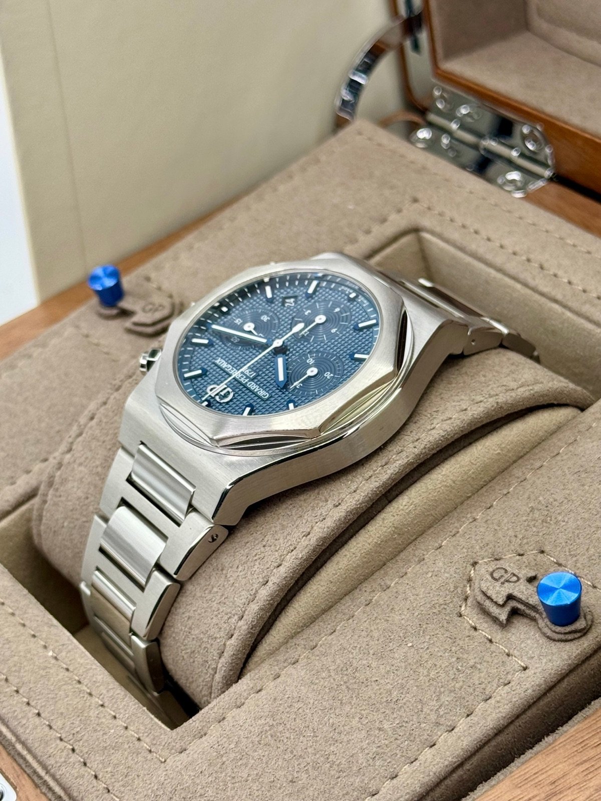 2022 Girard-Perregaux Laureato Chronograph 42mm 81020-11-431-11A Blue Dial - Image 7