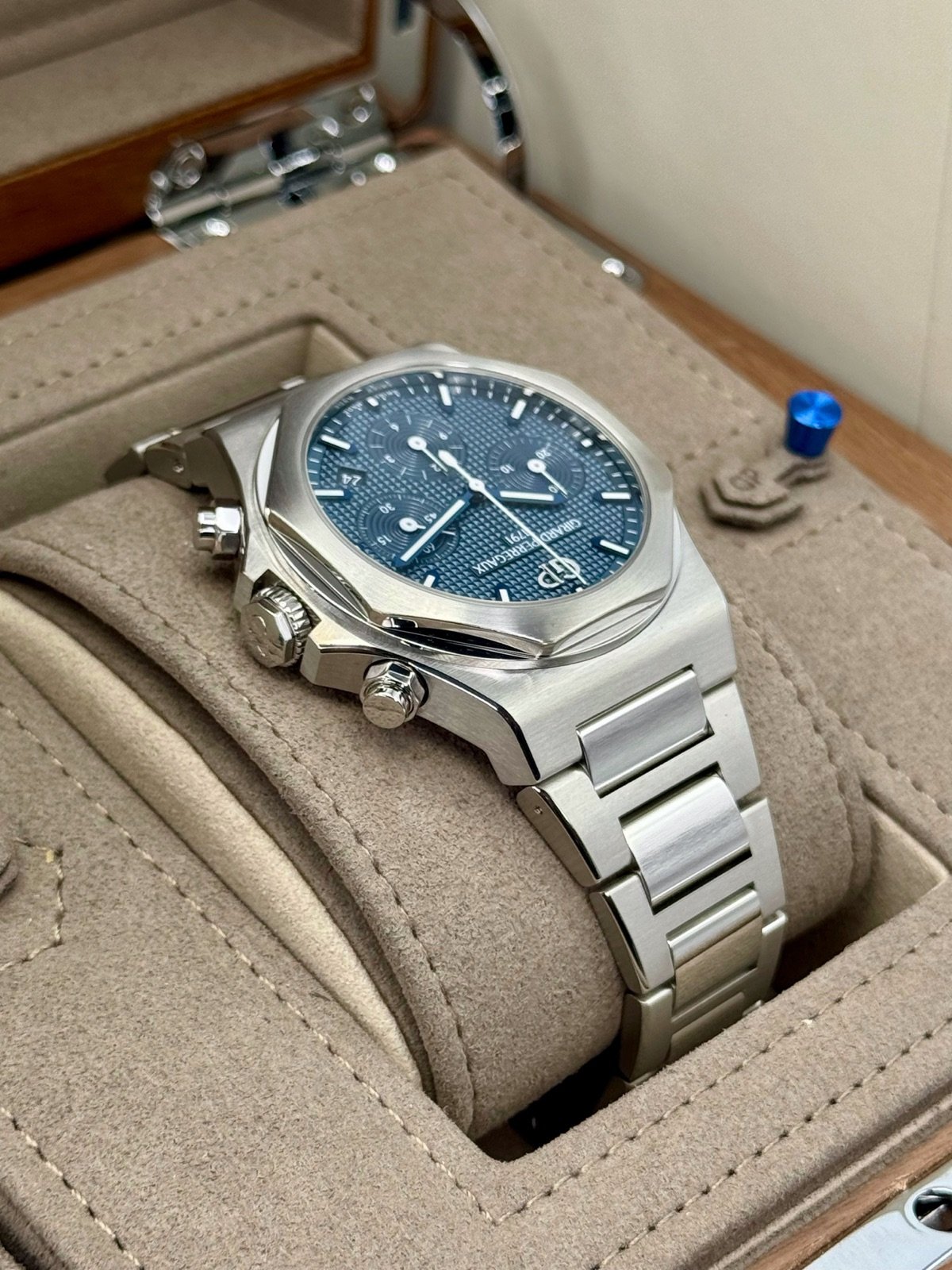 2022 Girard-Perregaux Laureato Chronograph 42mm 81020-11-431-11A Blue Dial - Image 8