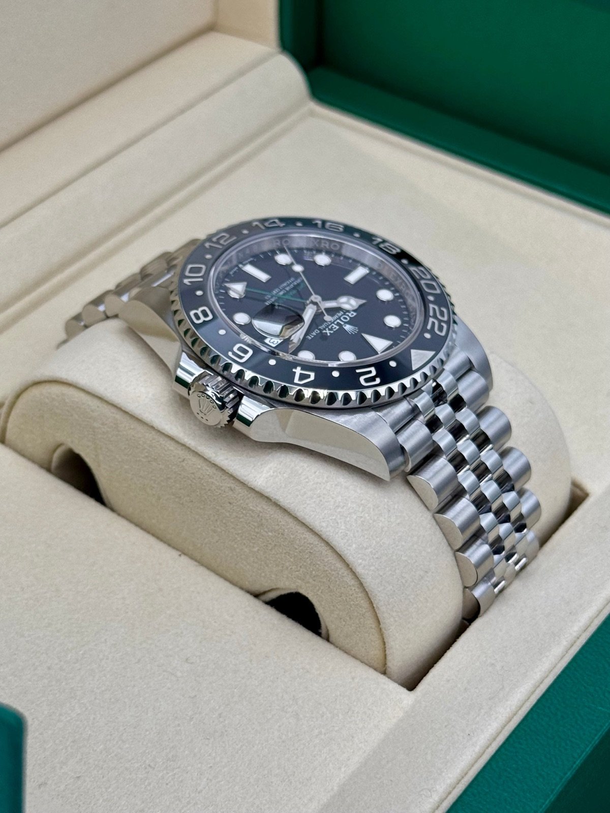 2025 Rolex GMT-Master II “Bruce Wayne” 40mm 126710GRNR Jubilee (Unworn) - Image 8