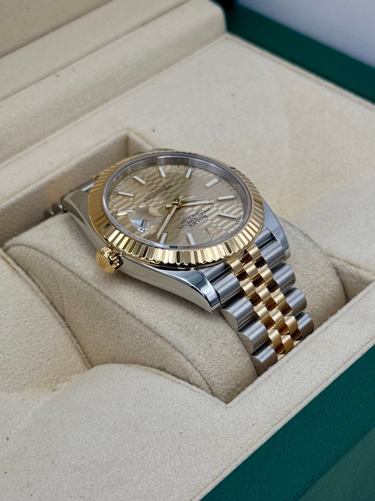 2022 Rolex Datejust 41mm 126333 Two-Tone Jubilee Champagne Motif Dial - Image 8