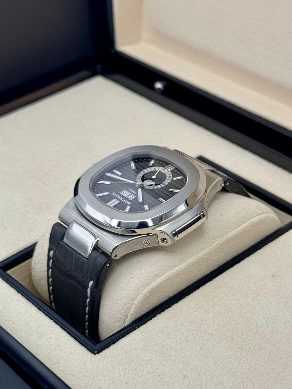 2021 Patek Philippe Nautilus 40.5mm 5726A Black Dial - Image 7