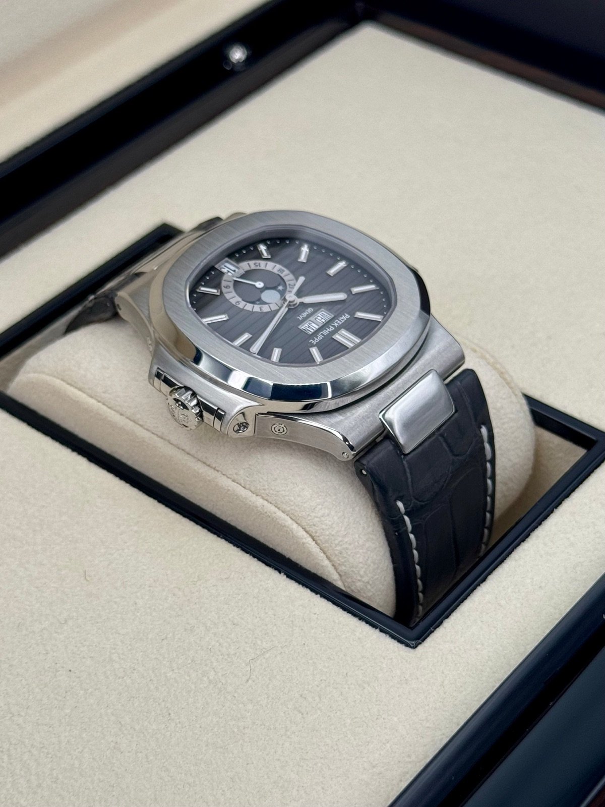 2021 Patek Philippe Nautilus 40.5mm 5726A Black Dial - Image 8