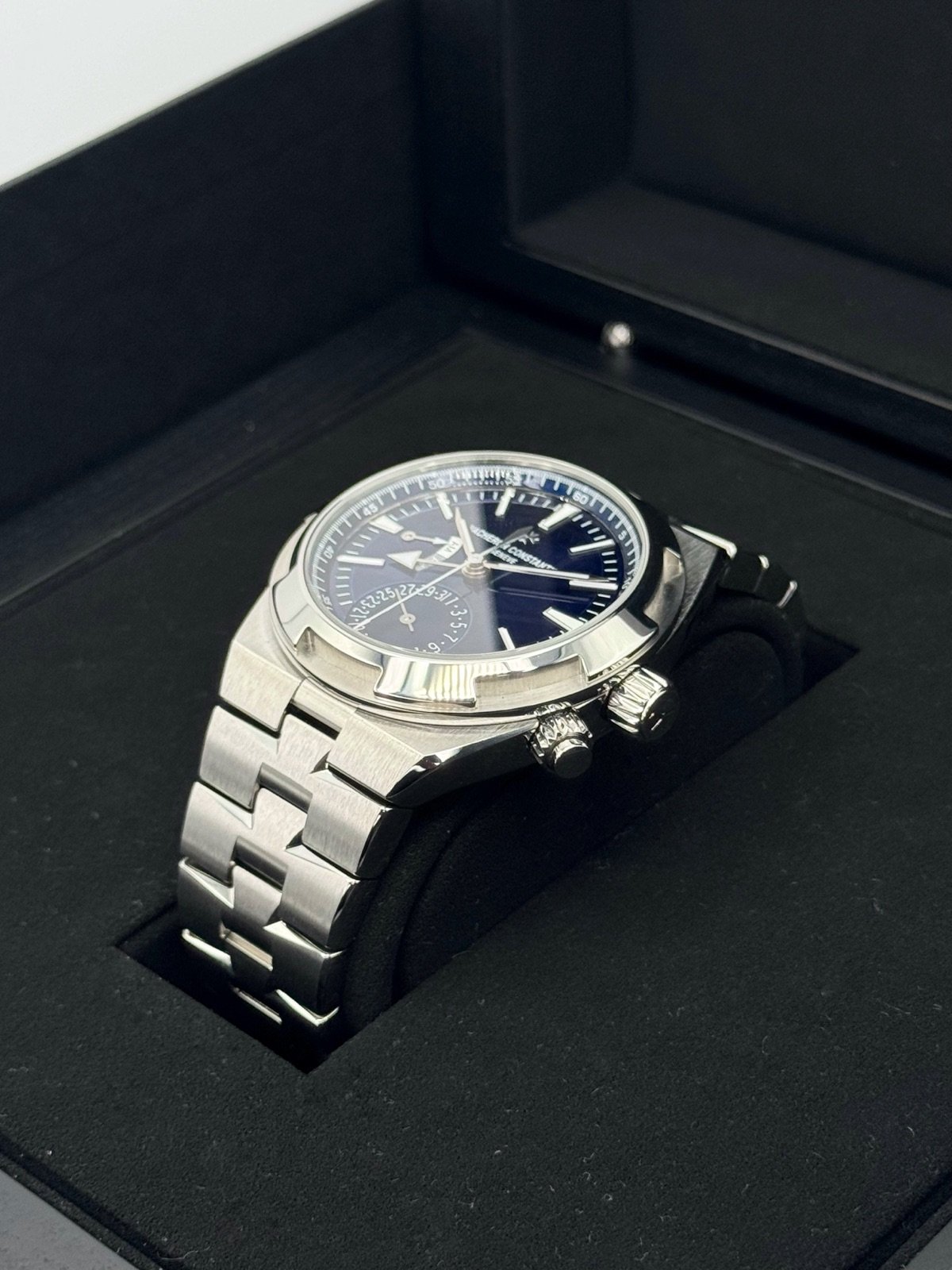 2023 Vacheron Constantin Overseas Dual Time 41mm 7900V Blue Dial - Image 5