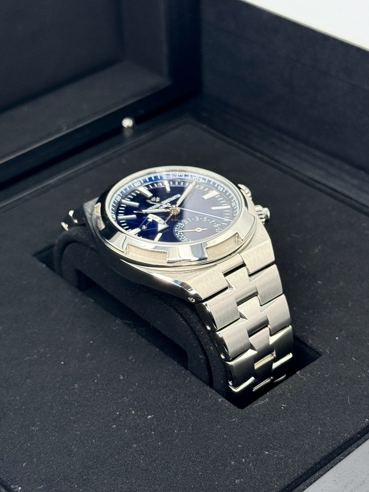 2023 Vacheron Constantin Overseas Dual Time 41mm 7900V Blue Dial - Image 6