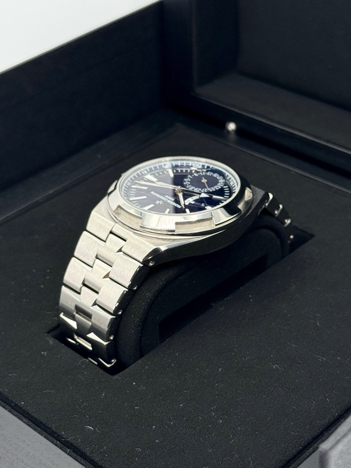 2023 Vacheron Constantin Overseas Dual Time 41mm 7900V Blue Dial - Image 7