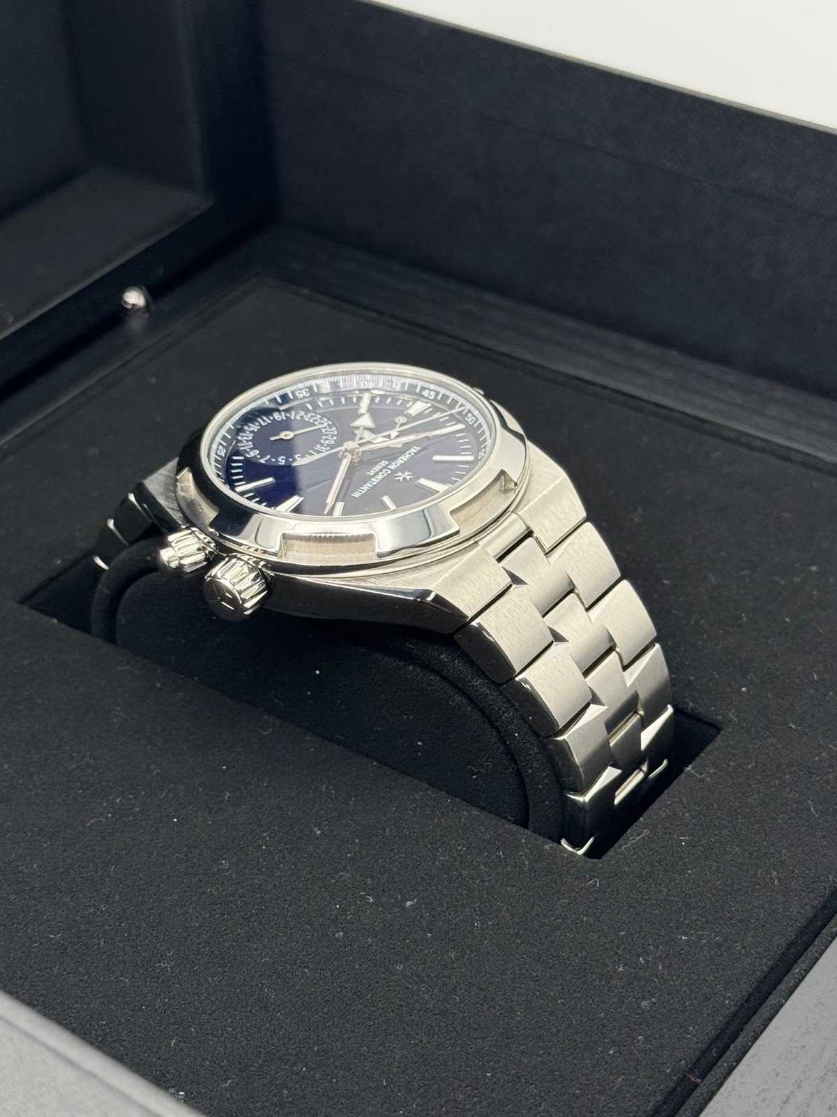 2023 Vacheron Constantin Overseas Dual Time 41mm 7900V Blue Dial - Image 8