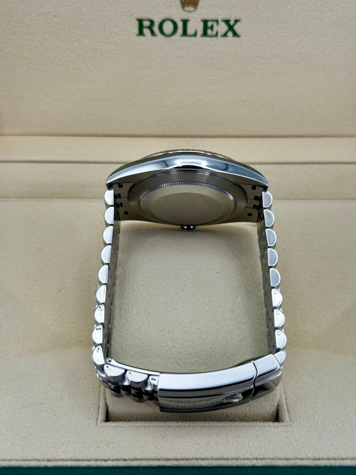 2021 Rolex Datejust 41mm 126334 Stainless Steel Jubilee Rhodium Dial - Image 10