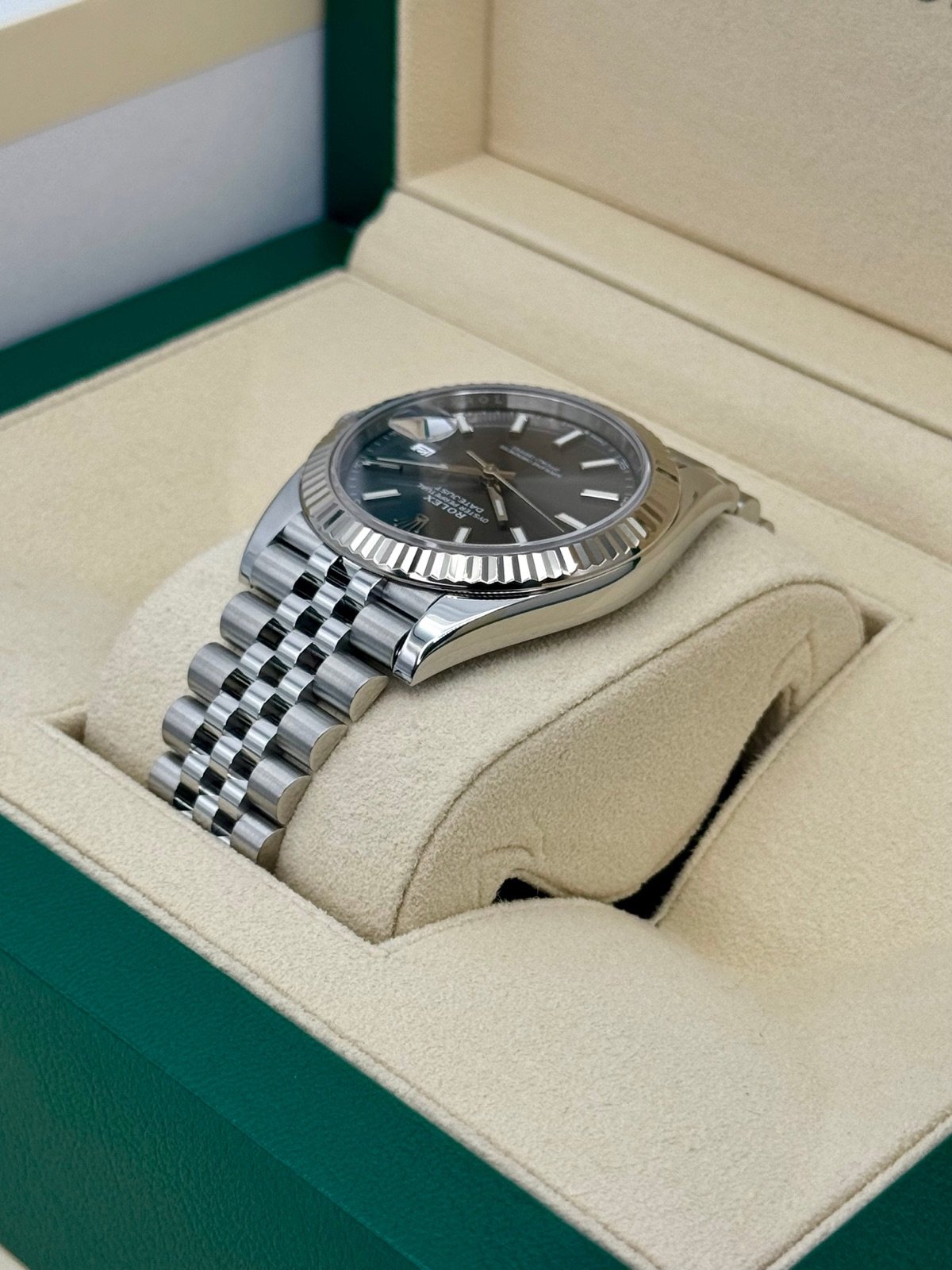 2021 Rolex Datejust 41mm 126334 Stainless Steel Jubilee Rhodium Dial - Image 7