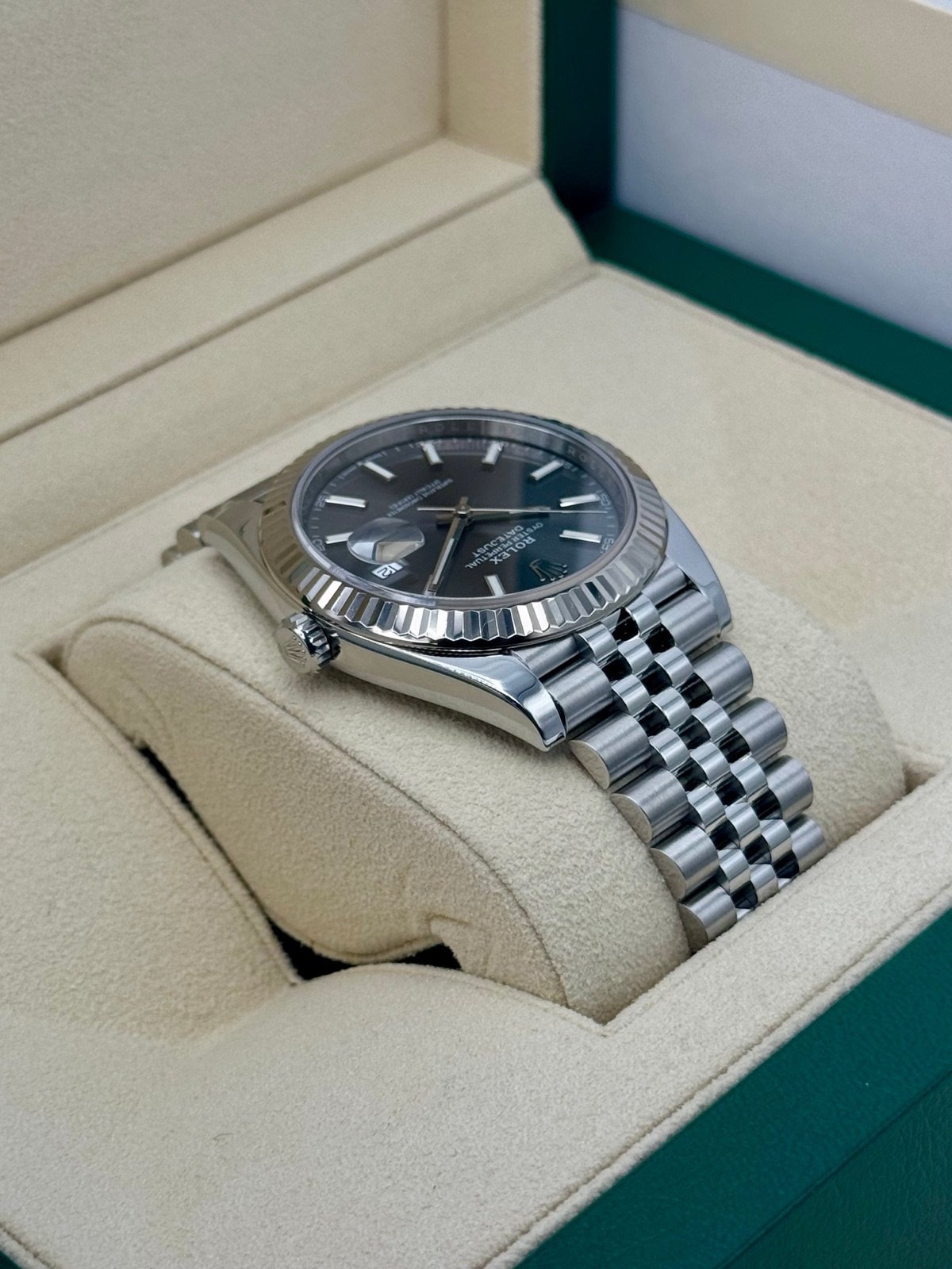 2021 Rolex Datejust 41mm 126334 Stainless Steel Jubilee Rhodium Dial - Image 8