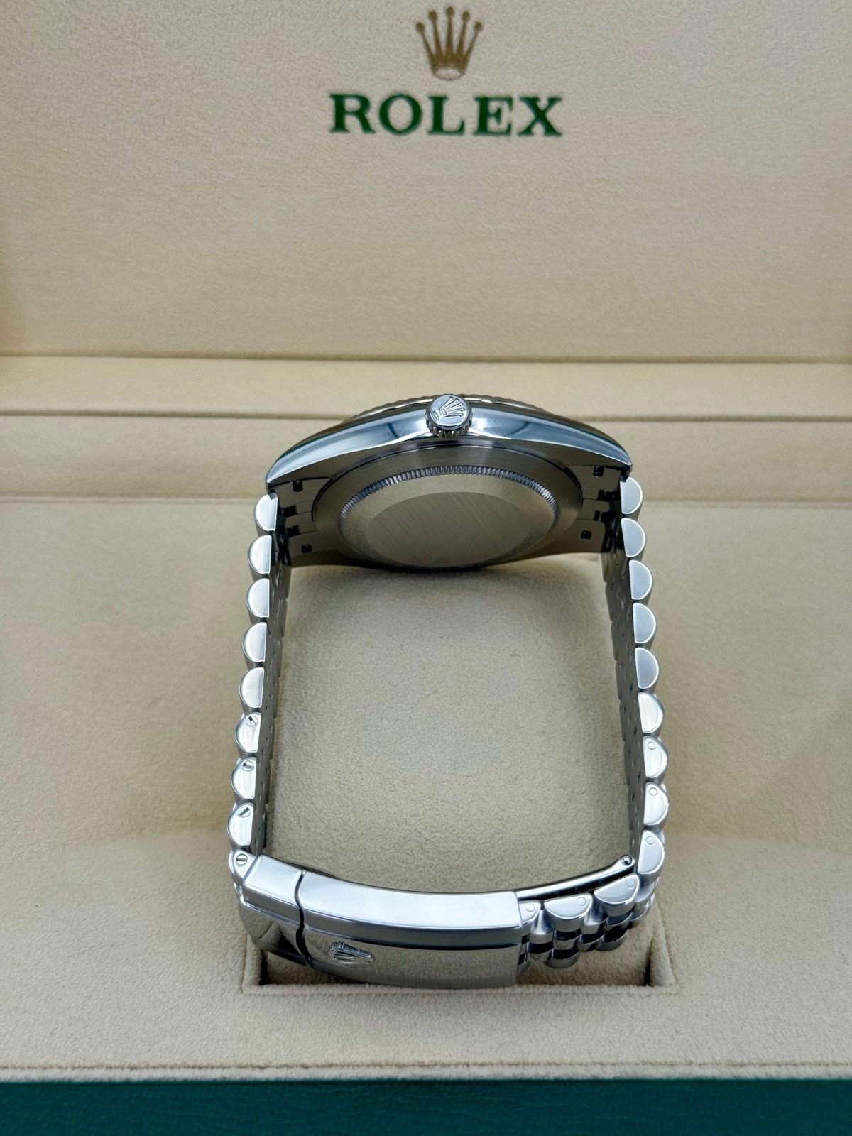 2021 Rolex Datejust 41mm 126334 Stainless Steel Jubilee Rhodium Dial - Image 9
