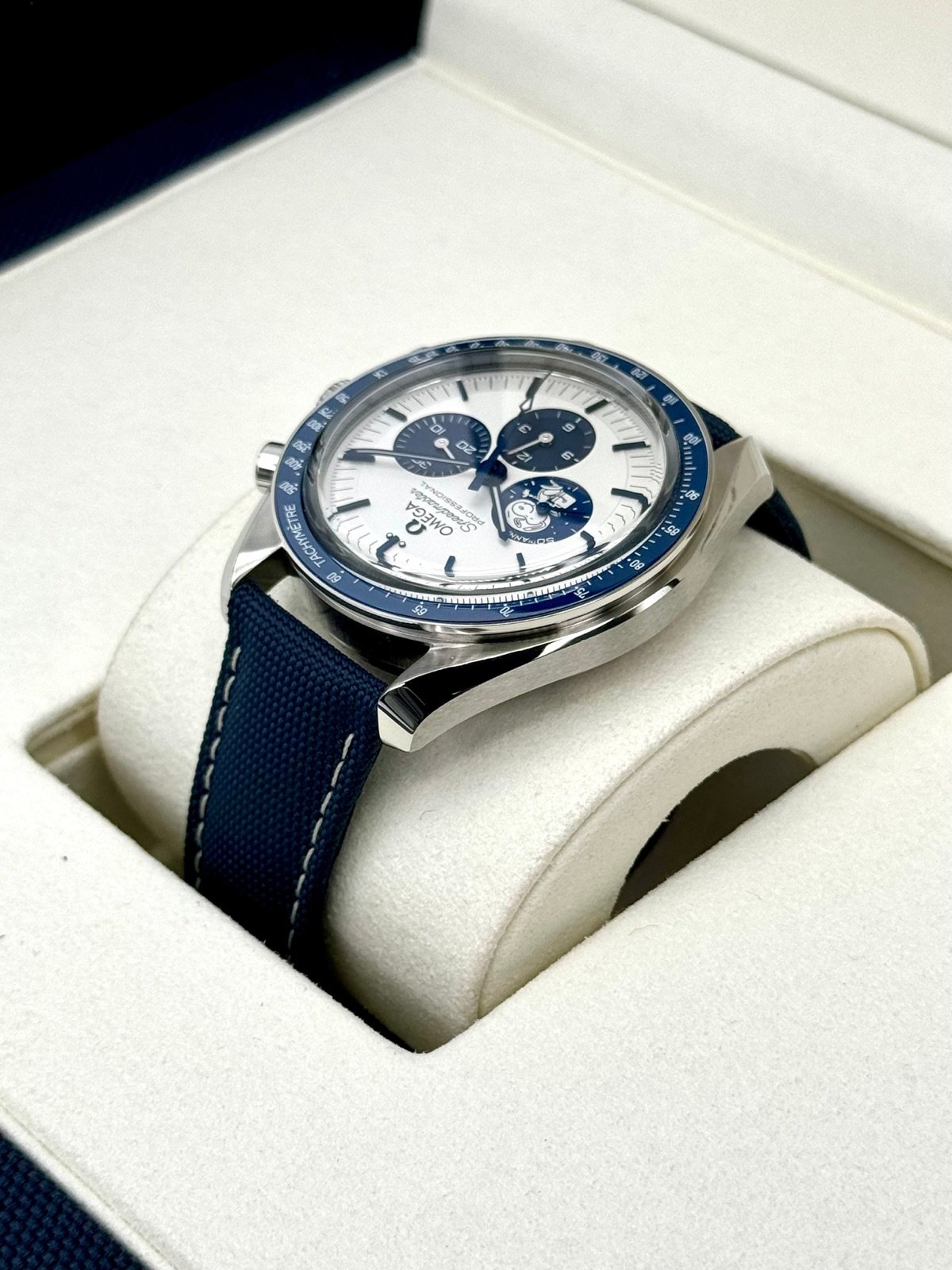 2024 Omega Speedmaster Silver Snoopy Award 310.32.42.50.02.001 (Unworn) - Image 7