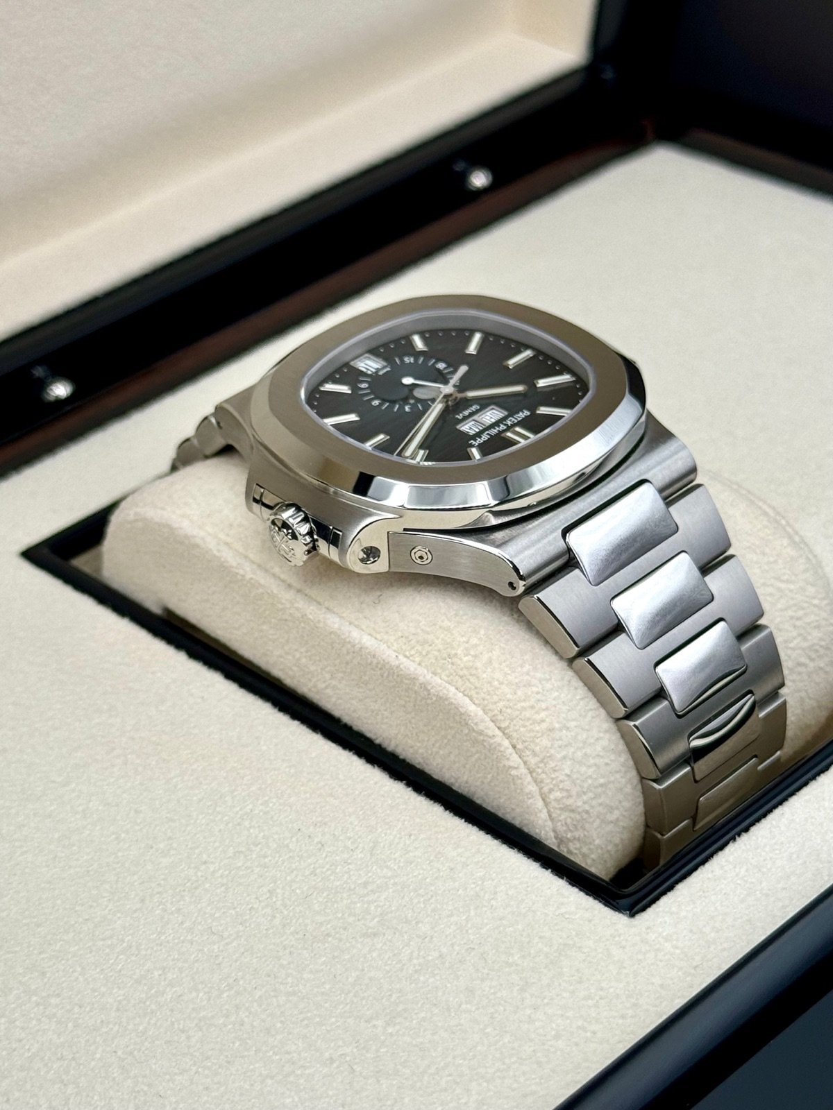 2022 Patek Philippe 40.5mm 5726/1A-014 Nautilus Moonphase Blue Dial (Unworn) - Image 8