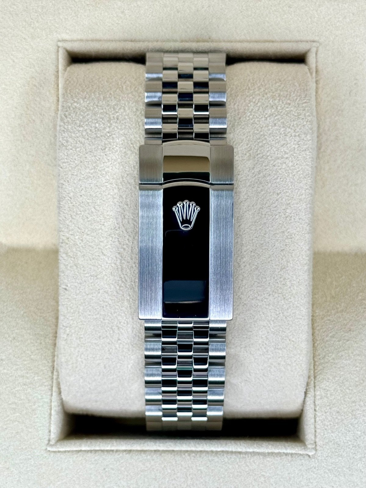 2021 Rolex Datejust 41mm 126334 Stainless Steel Jubilee Rhodium Dial - Image 2