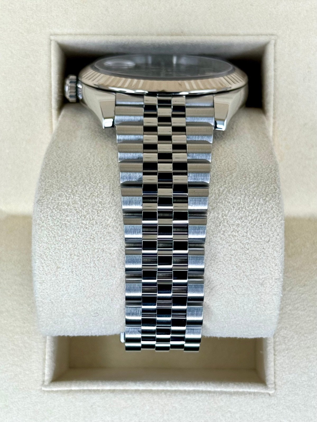 2021 Rolex Datejust 41mm 126334 Stainless Steel Jubilee Rhodium Dial - Image 4