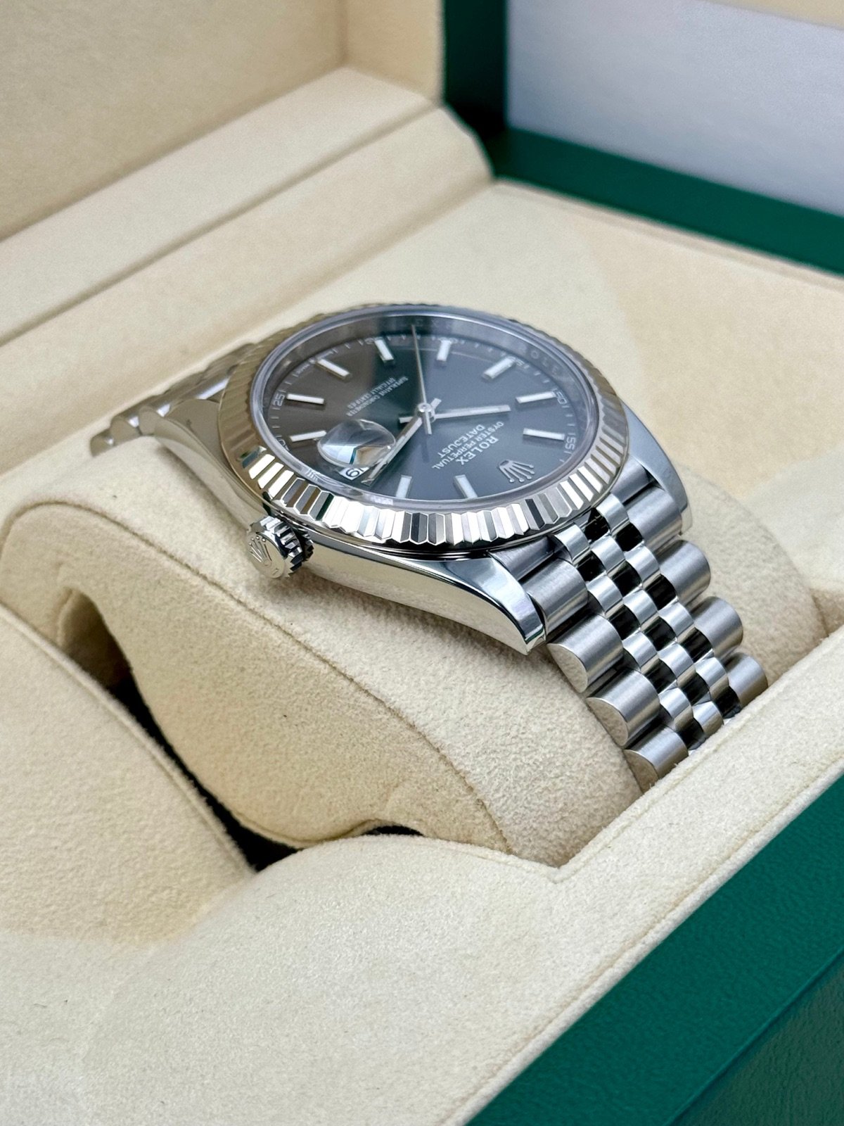 2021 Rolex Datejust 41mm 126334 Stainless Steel Jubilee Rhodium Dial - Image 8