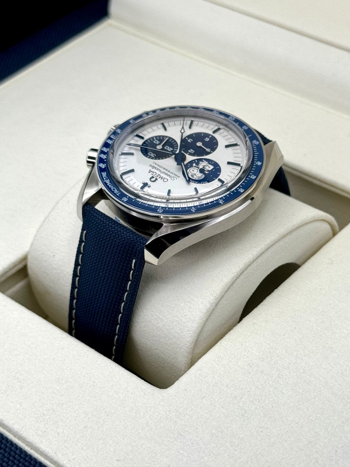 2024 Omega Speedmaster Silver Snoopy Award 310.32.42.50.02.001 (Unworn) - Image 7