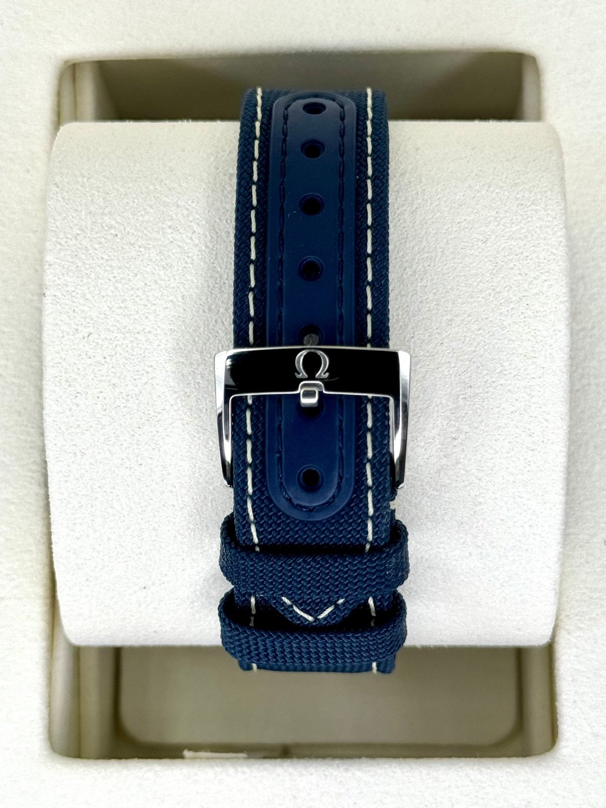 2024 Omegas Speedmaster Silver Snoopy Award 310.32.42.50.02.001 (Unworn) - Image 2