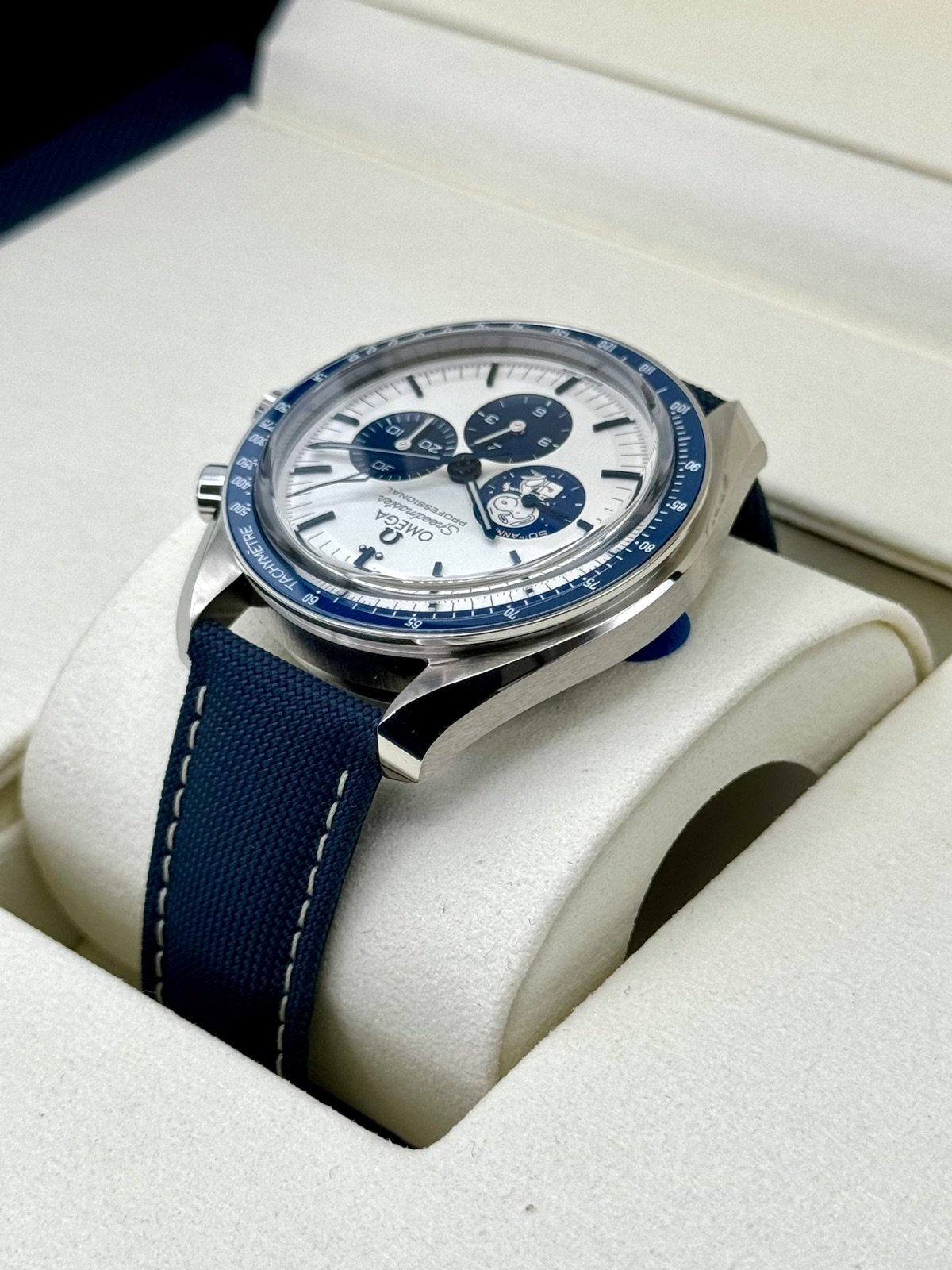 2024 Omegas Speedmaster Silver Snoopy Award 310.32.42.50.02.001 (Unworn) - Image 7
