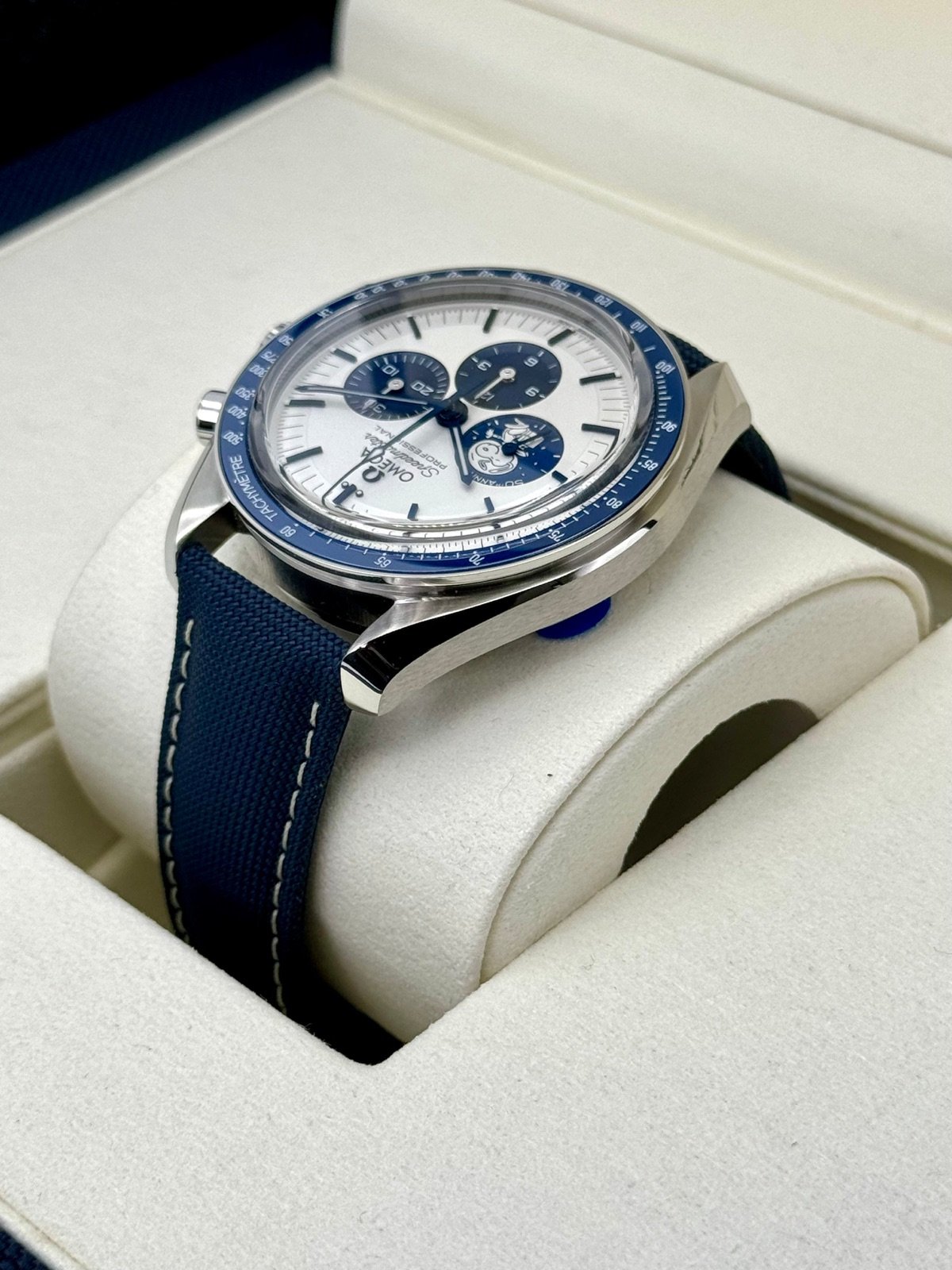2024 Omega Speedmaster Silver Snoopy Award 310.32.42.50.02.001 (Unworn) - Image 7