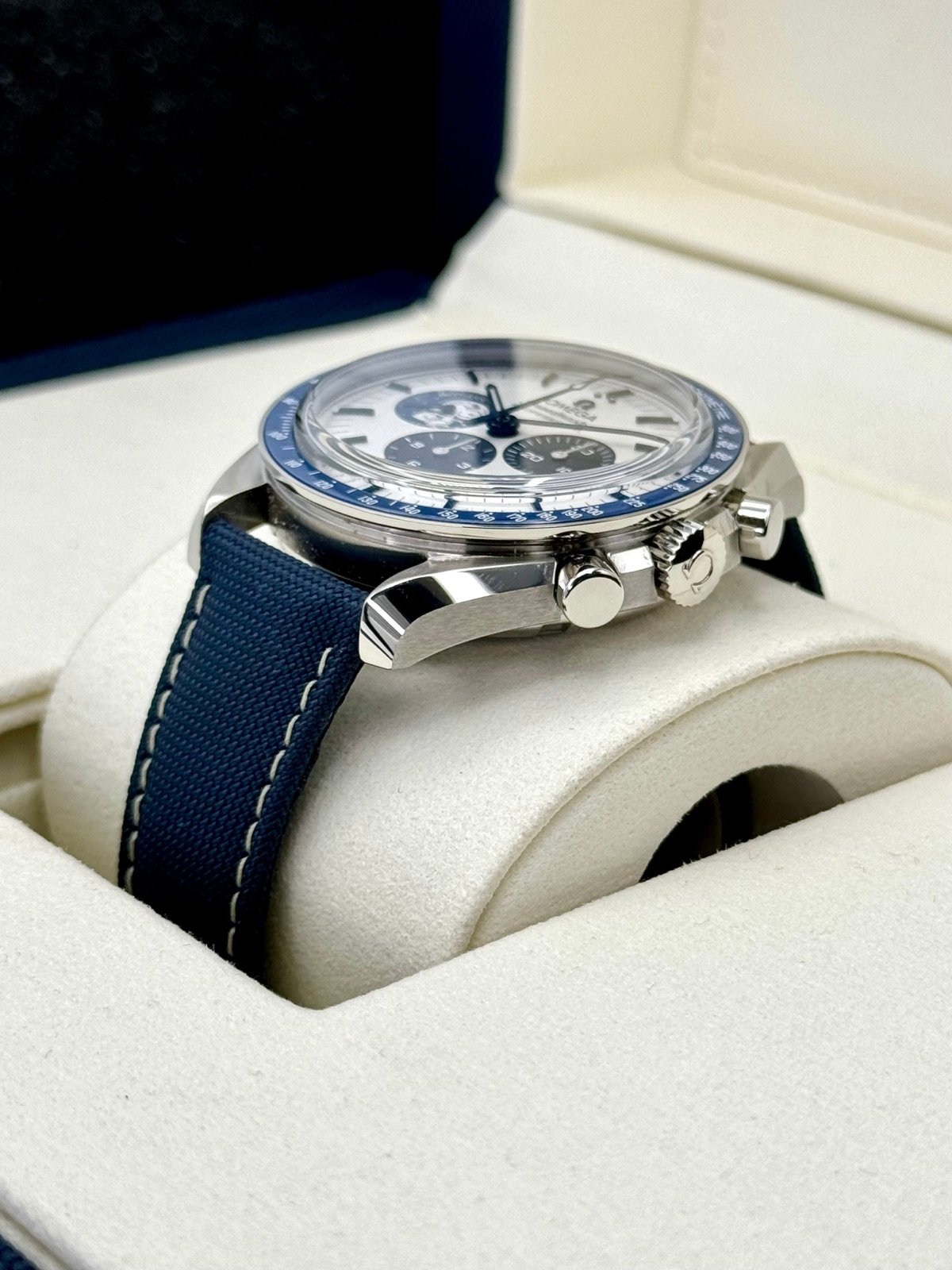 2023 Omega Speedmaster Silver Snoopy Award 310.32.42.50.02.001 (Unworn) - Image 4