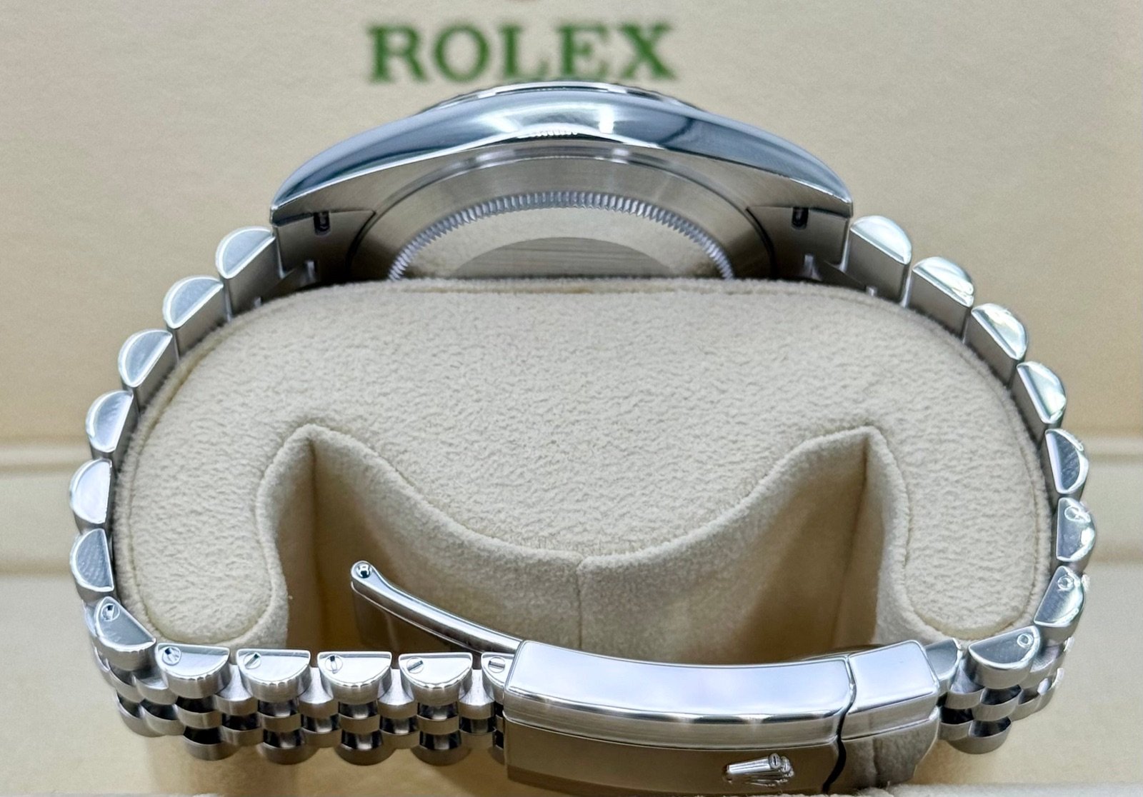 2023 Rolex Datejust 41mm 126334 Stainless Steel Jubilee Rhodium Dial - Image 10