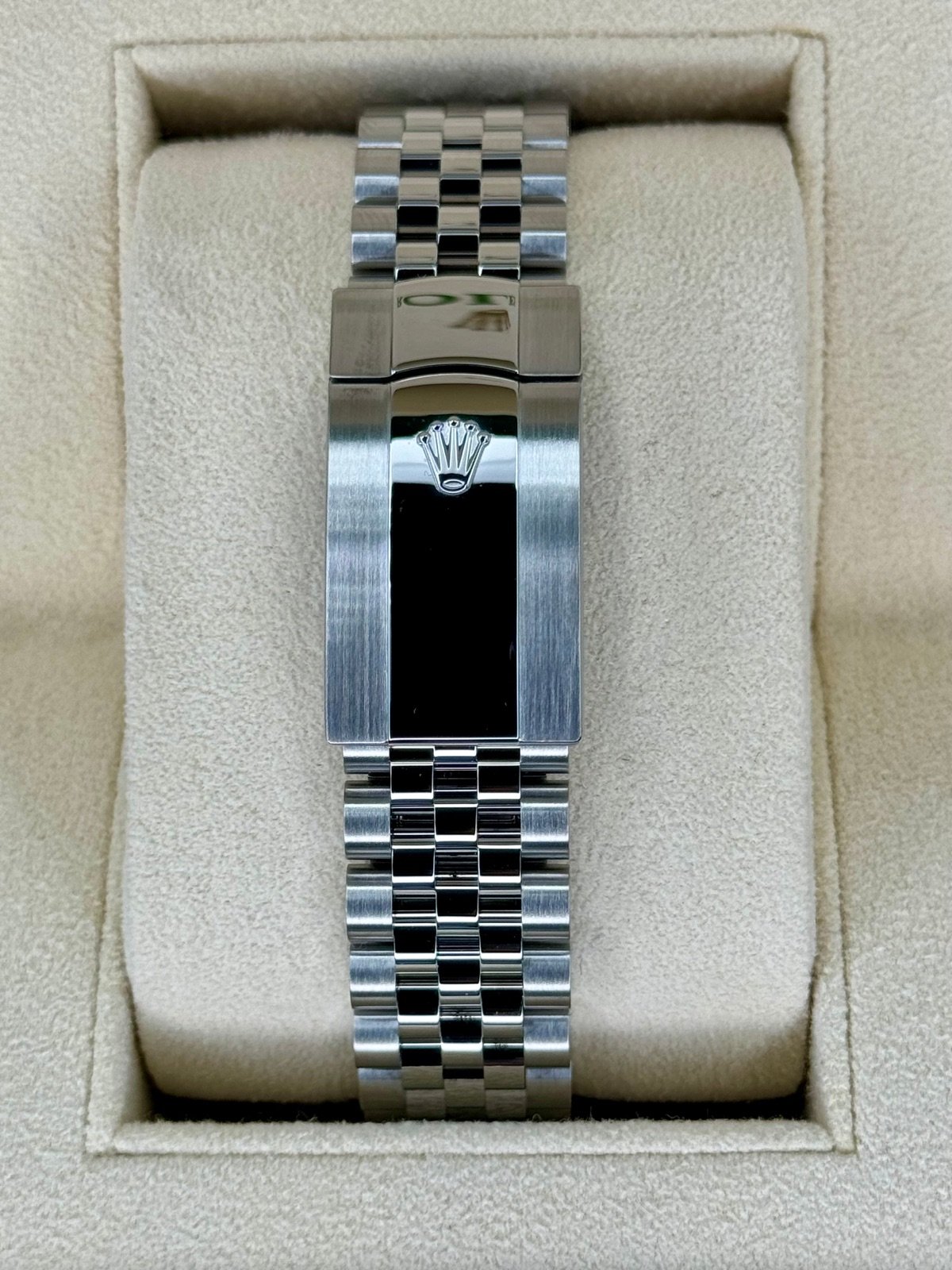 2023 Rolex Datejust 41mm 126334 Stainless Steel Jubilee Rhodium Dial - Image 2
