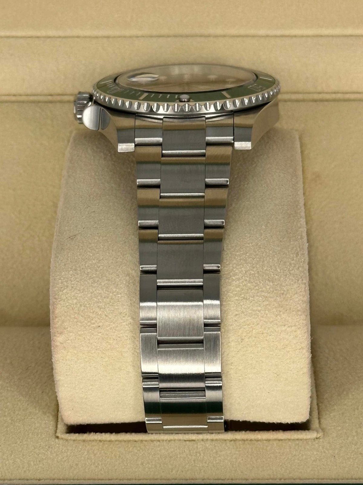 Rolex Submariner “Hulk” 40mm 116610LV Green Dial - Image 4