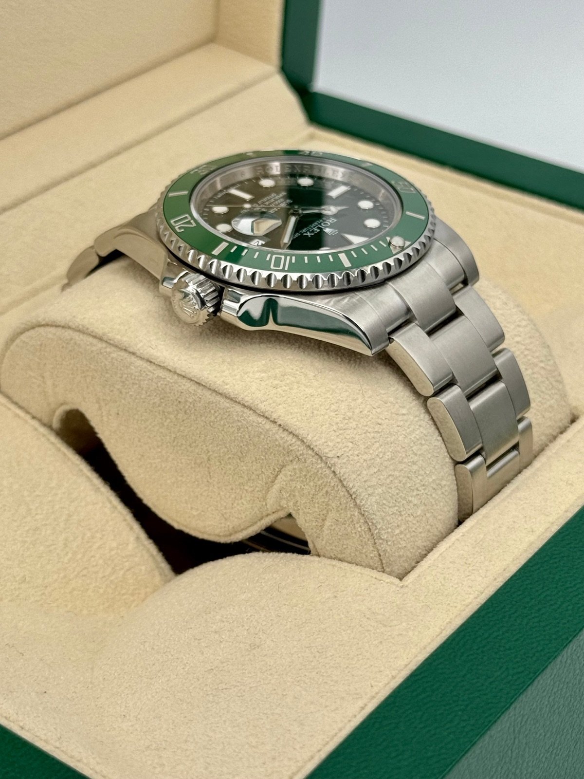 Submariner “Hulk” 40mm 116610LV Green Dial - Image 9