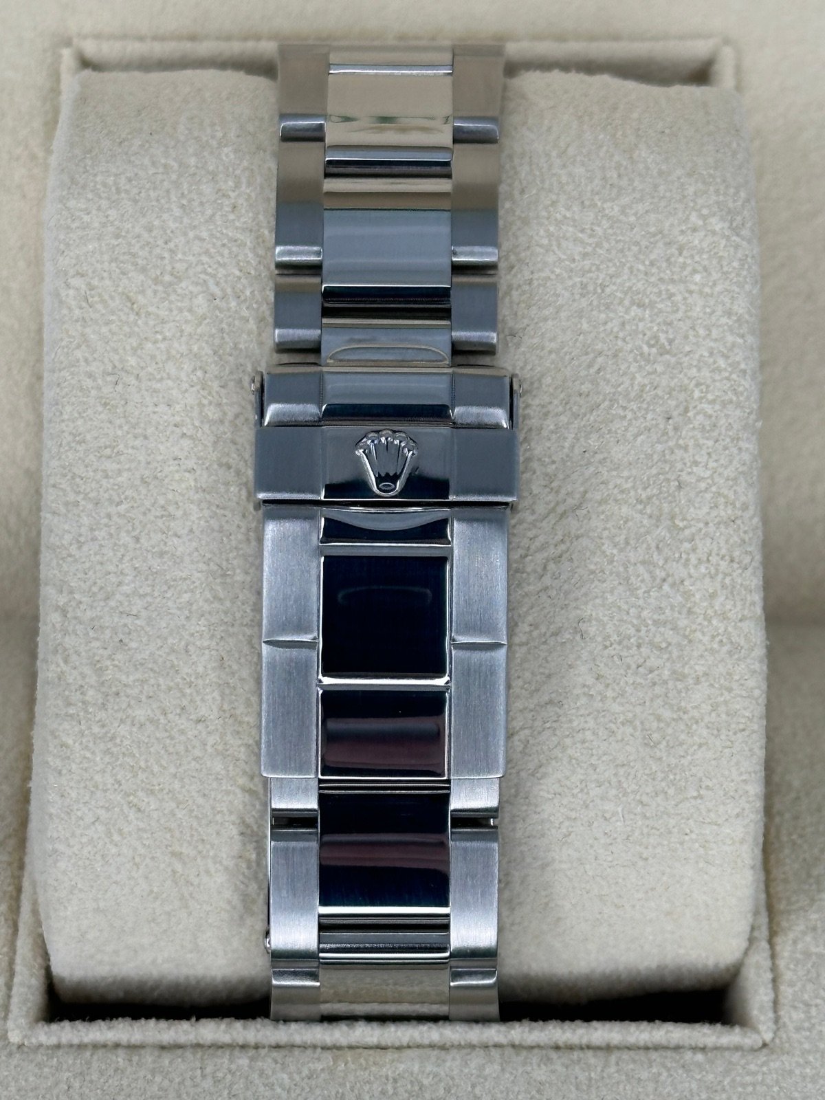 2004 Rolex Yacht-Master 40mm 16622 Platinum Bezel and Dial - Image 2