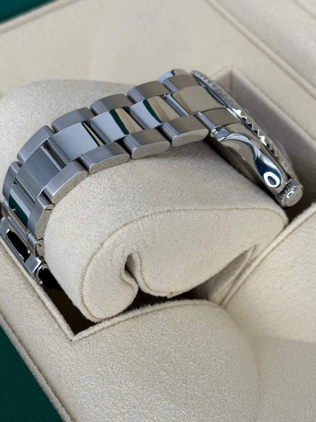 2004 Rolex Yacht-Master 40mm 16622 Platinum Bezel and Dial - Image 4