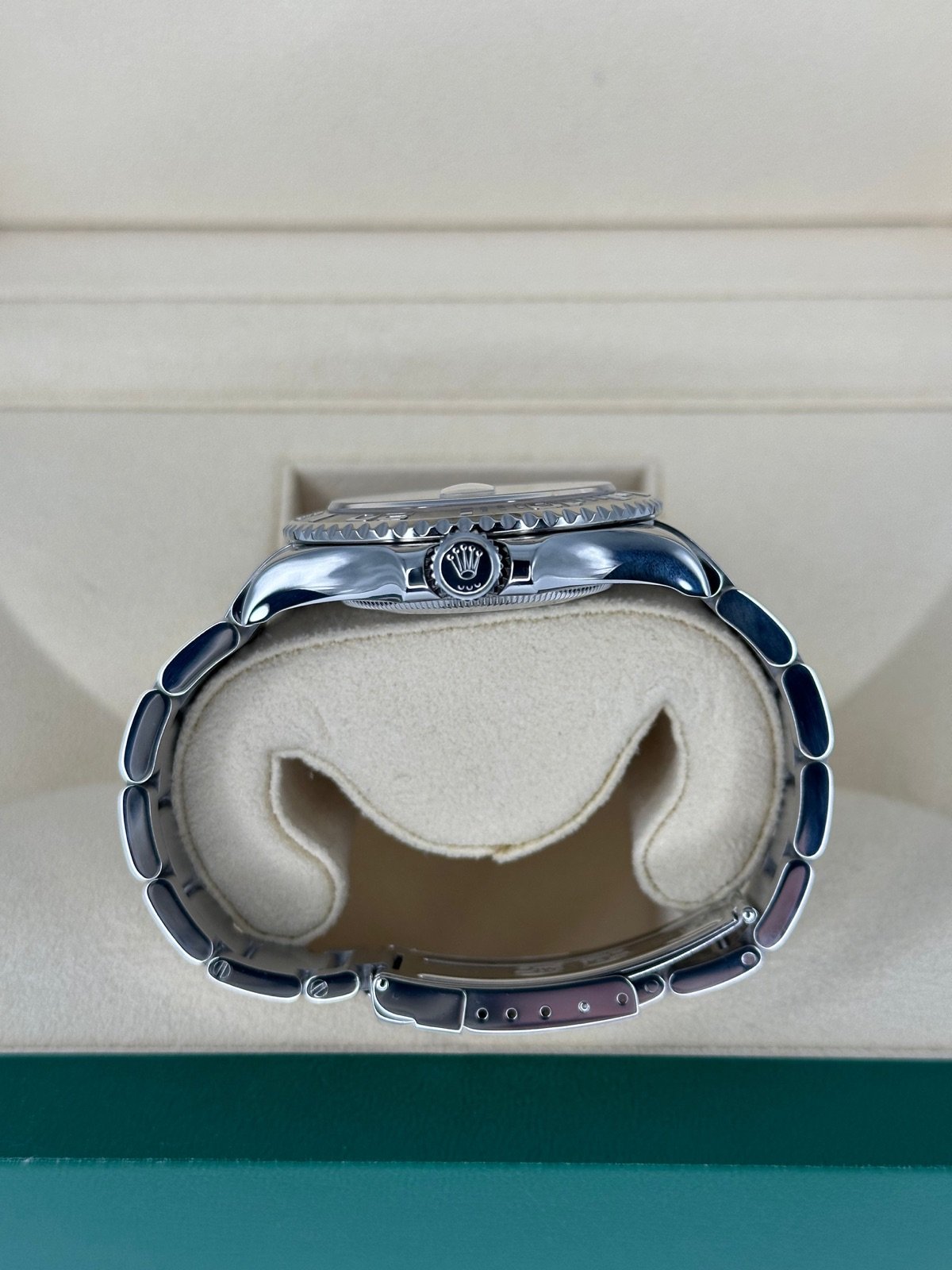 2004 Rolex Yacht-Master 40mm 16622 Platinum Bezel and Dial - Image 9