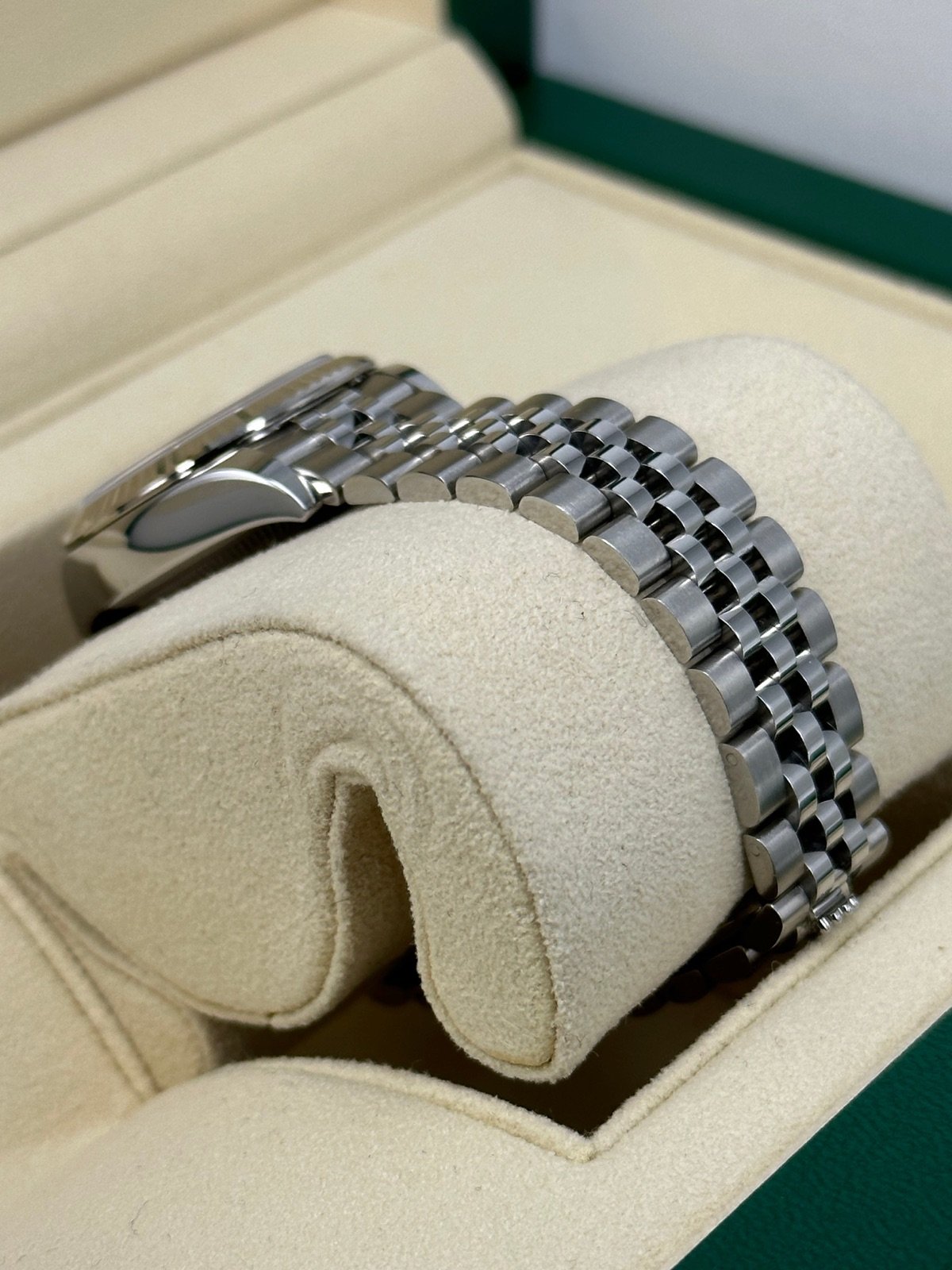 2022 Rolex Lady-Datejust 28mm 279174 Jubilee Mother of Pearl Diamond Dial - Image 6