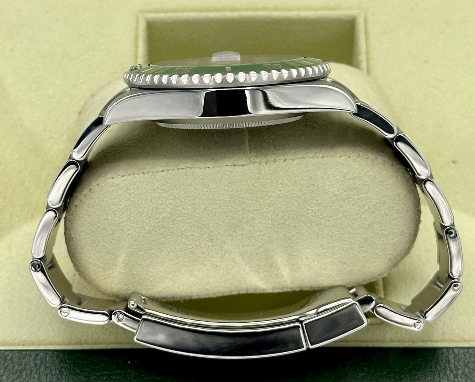 Rolex Submariner “Hulk” 40mm 116610LV Green Dial - Image 10