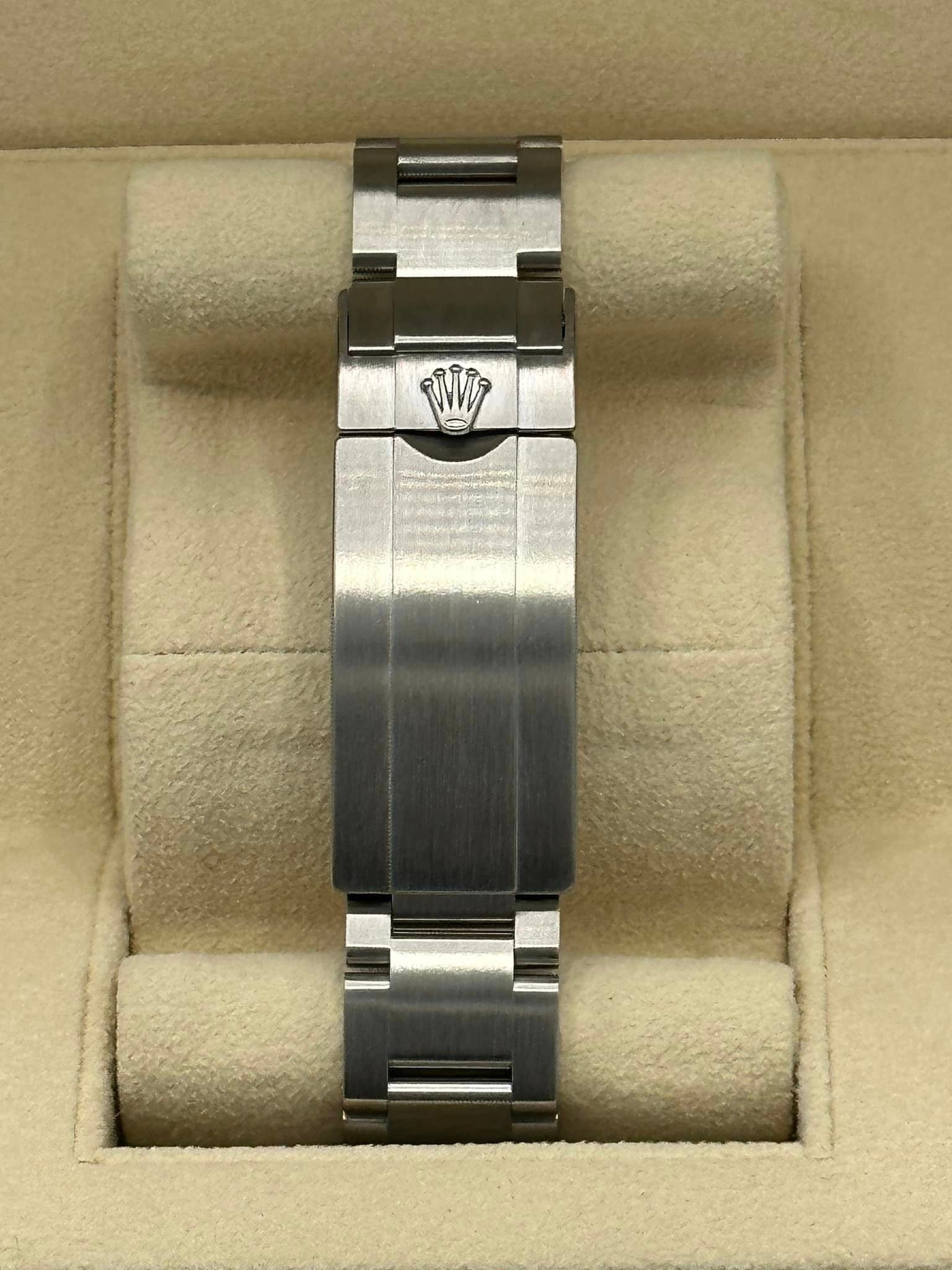 Rolex Submariner “Hulk” 40mm 116610LV Green Dial - Image 2