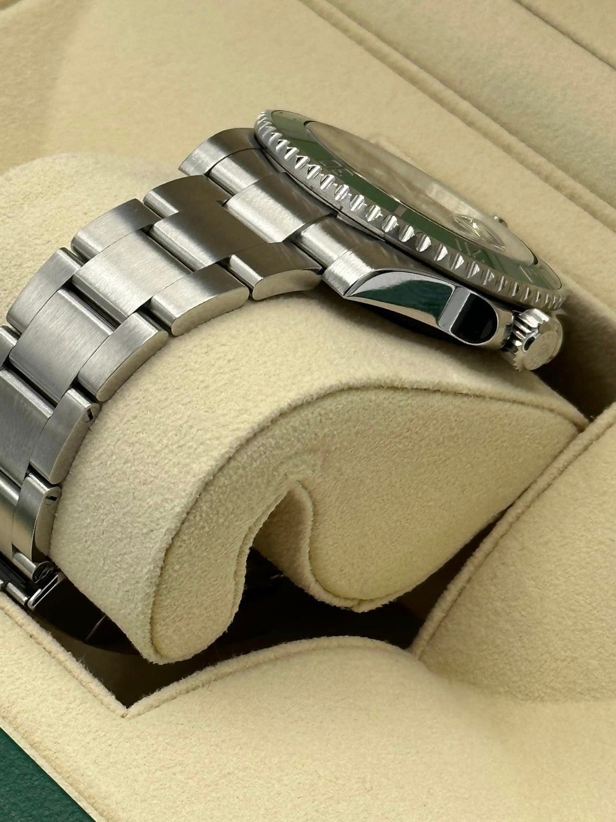 Rolex Submariner “Hulk” 40mm 116610LV Green Dial - Image 5