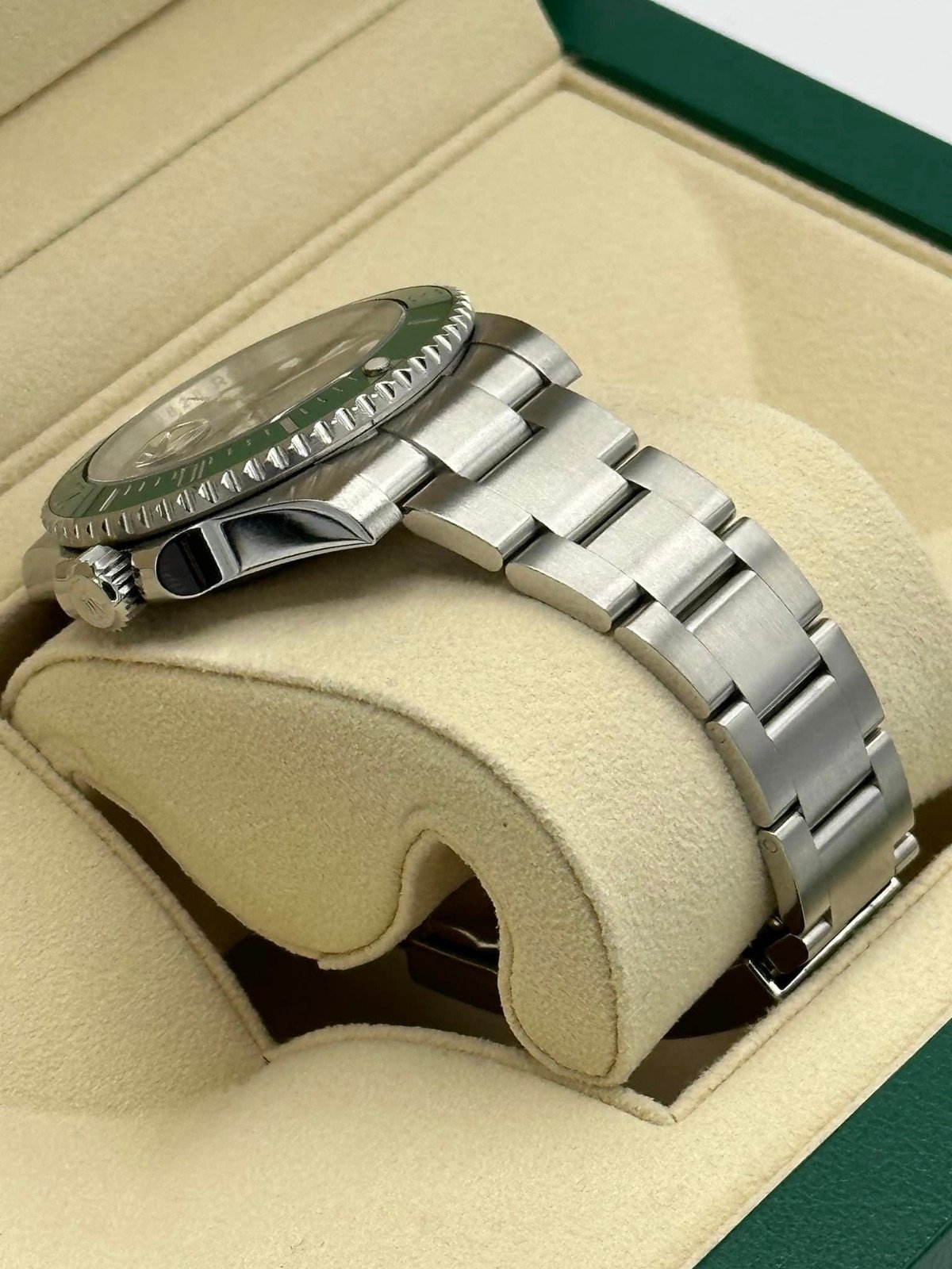 Rolex Submariner “Hulk” 40mm 116610LV Green Dial - Image 6