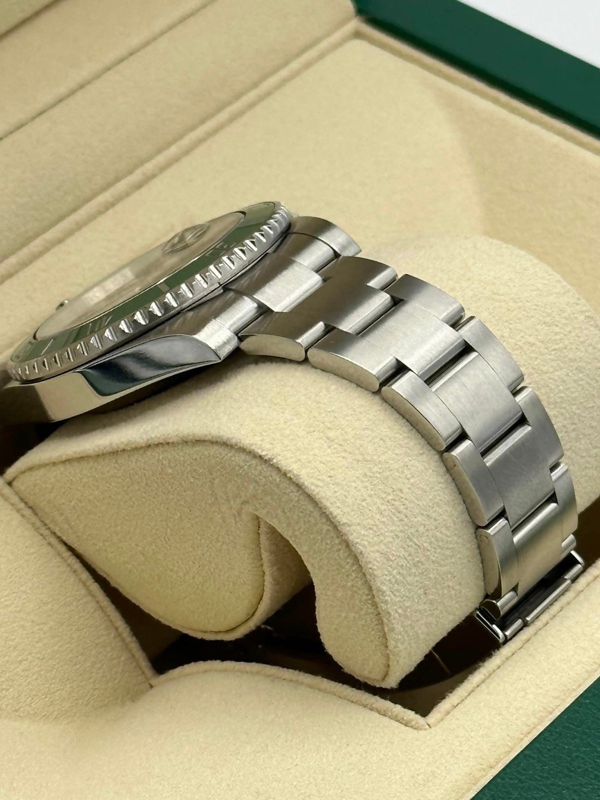 Rolex Submariner “Hulk” 40mm 116610LV Green Dial - Image 7