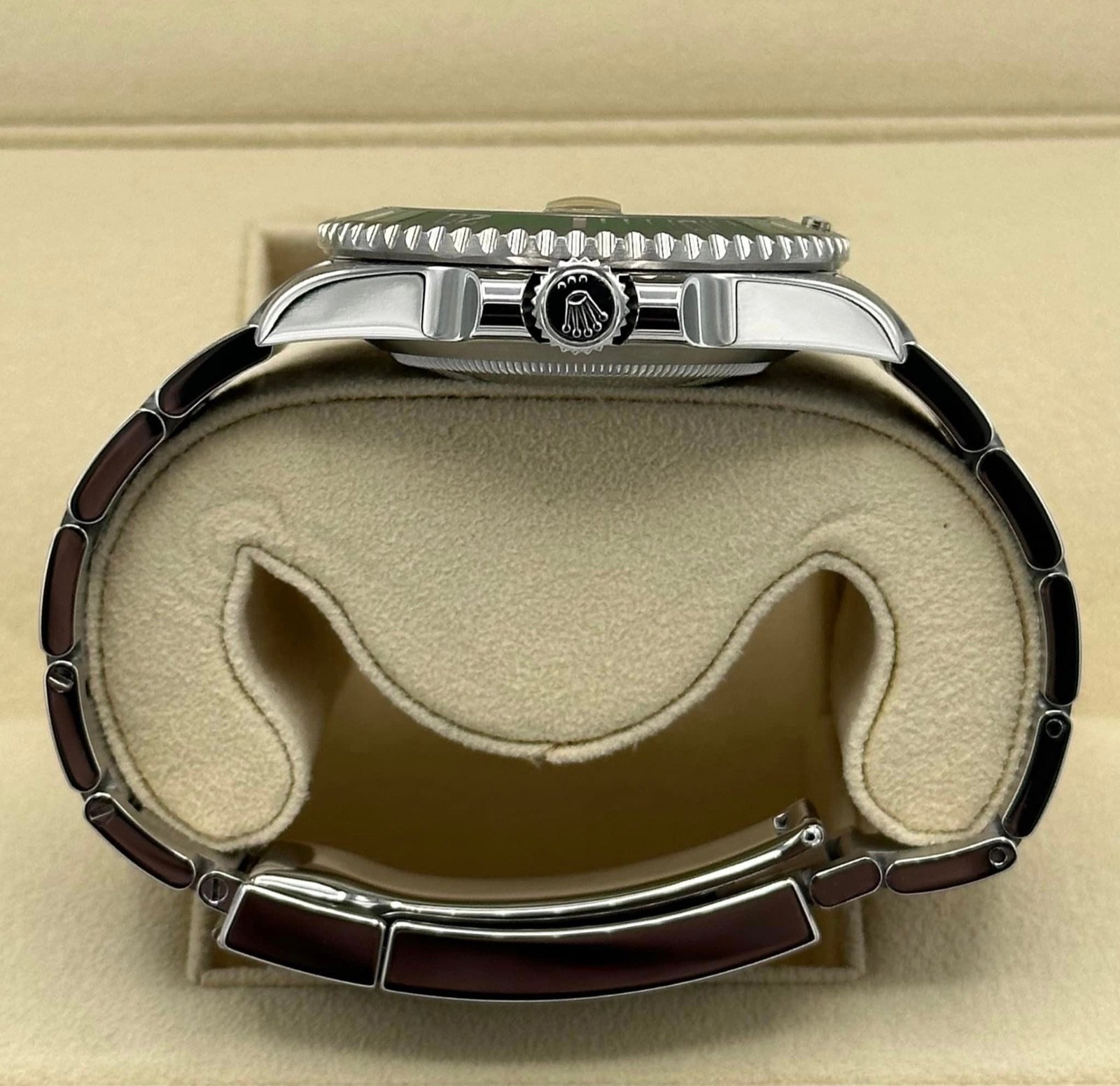 Rolex Submariner “Hulk” 40mm 116610LV Green Dial - Image 8