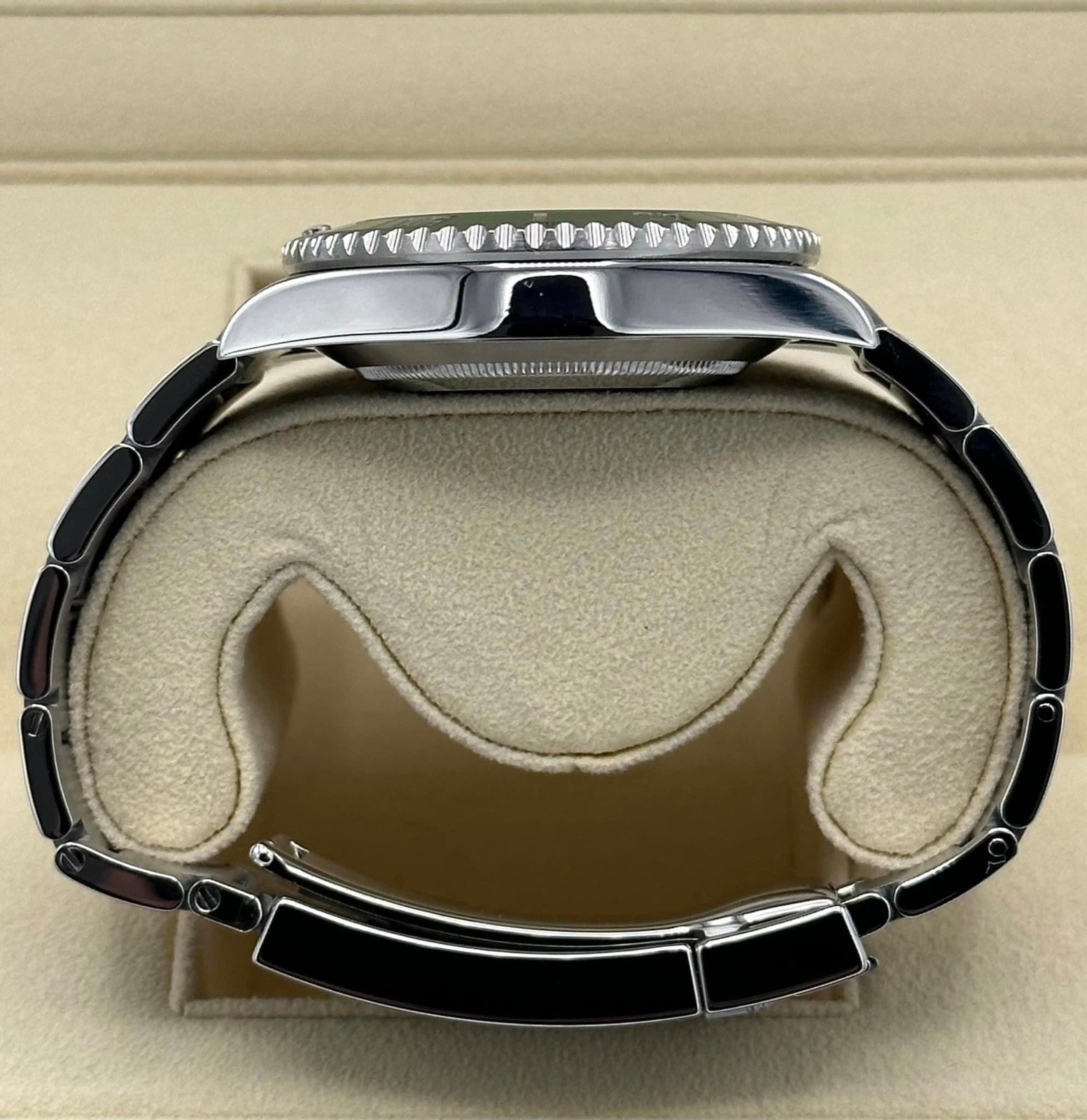 Rolex Submariner “Hulk” 40mm 116610LV Green Dial - Image 9
