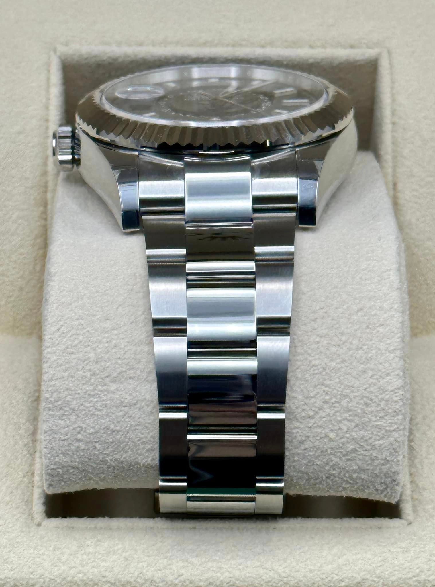 2023 Sky-Dweller 42mm 326934 Oyster Black Dial (Unworn) - Image 3