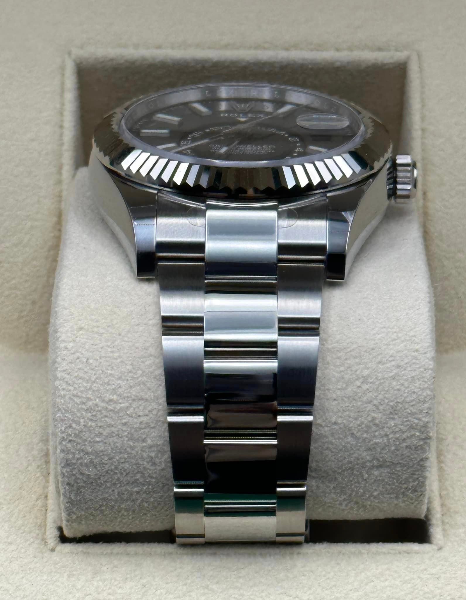 2023 Sky-Dweller 42mm 326934 Oyster Black Dial (Unworn) - Image 4