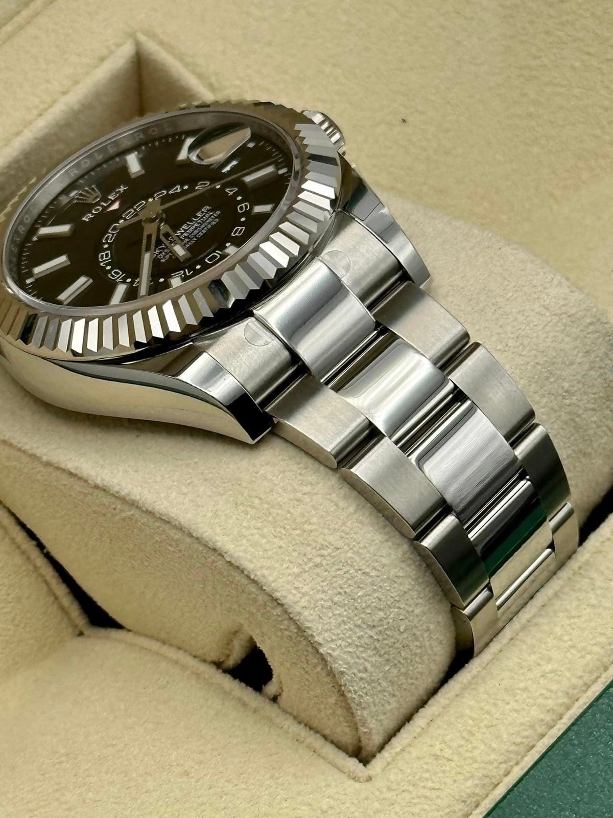 2023 Sky-Dweller 42mm 326934 Oyster Black Dial (Unworn) - Image 5
